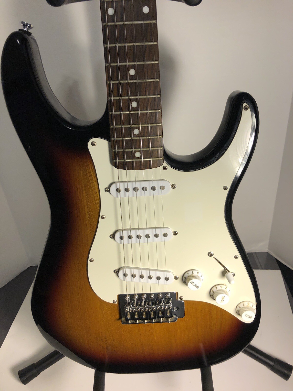 AUSTIN STRAT STYLE ELECTRIC GUITAR, RARE SUNBURST COLOR CR100