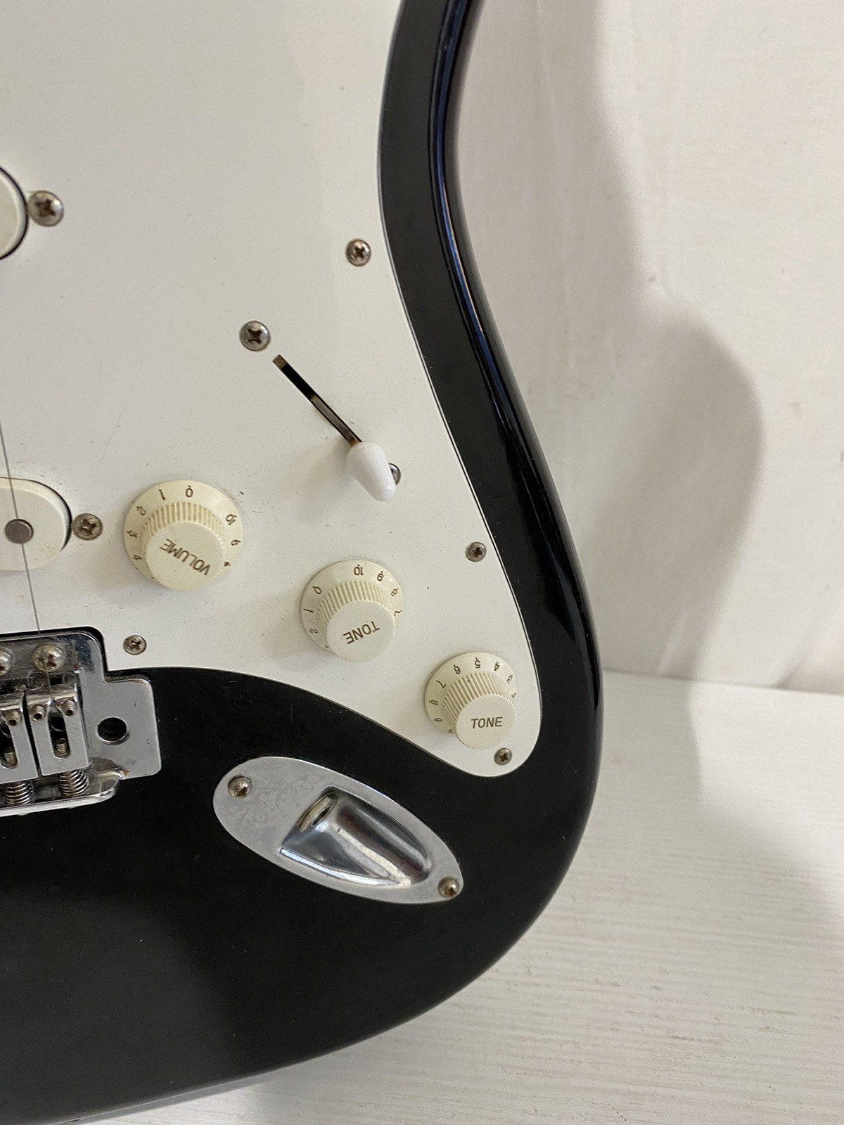 Vantage Electric Guitar Black And White With Case Model VIE – II D/BK