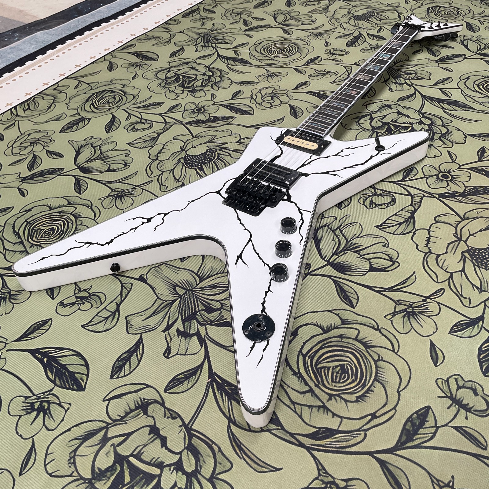 White Dime Washbun Electric Guitar Rosewood Fretboard Rare Black Lightning F/S