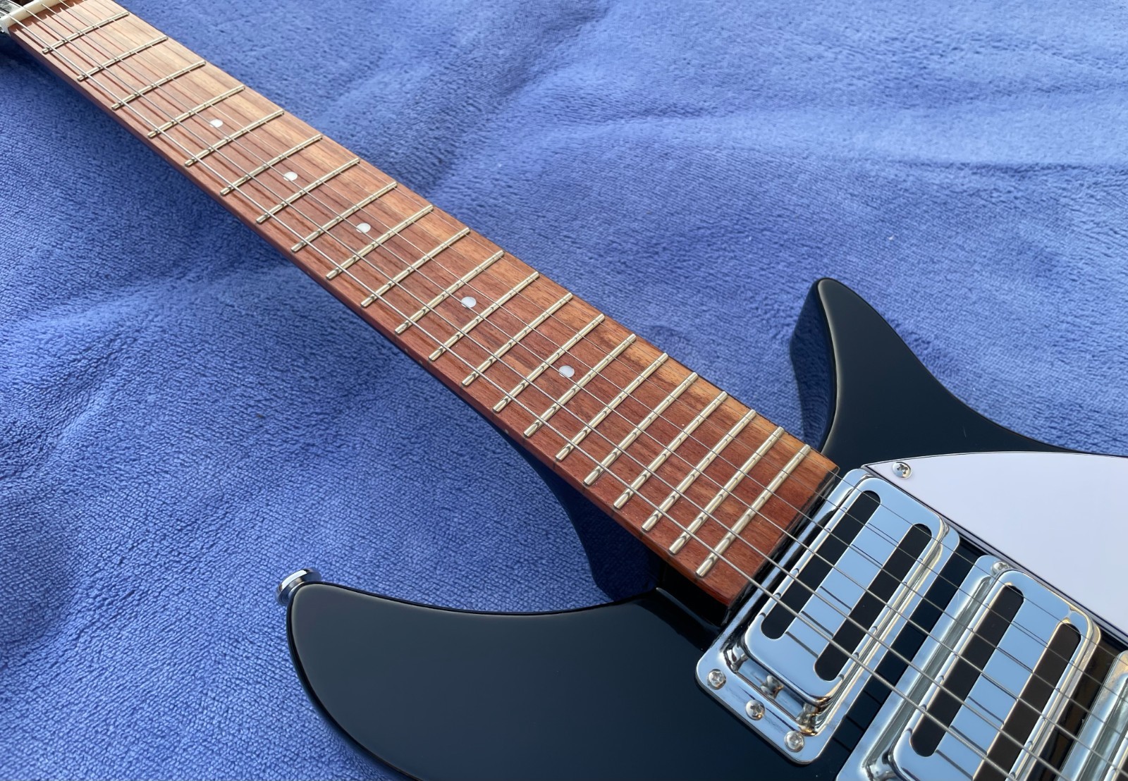 20.7″ Scale Length R 6 Strings Electric Guitar Solid Body Bone Nut Glossy Finish
