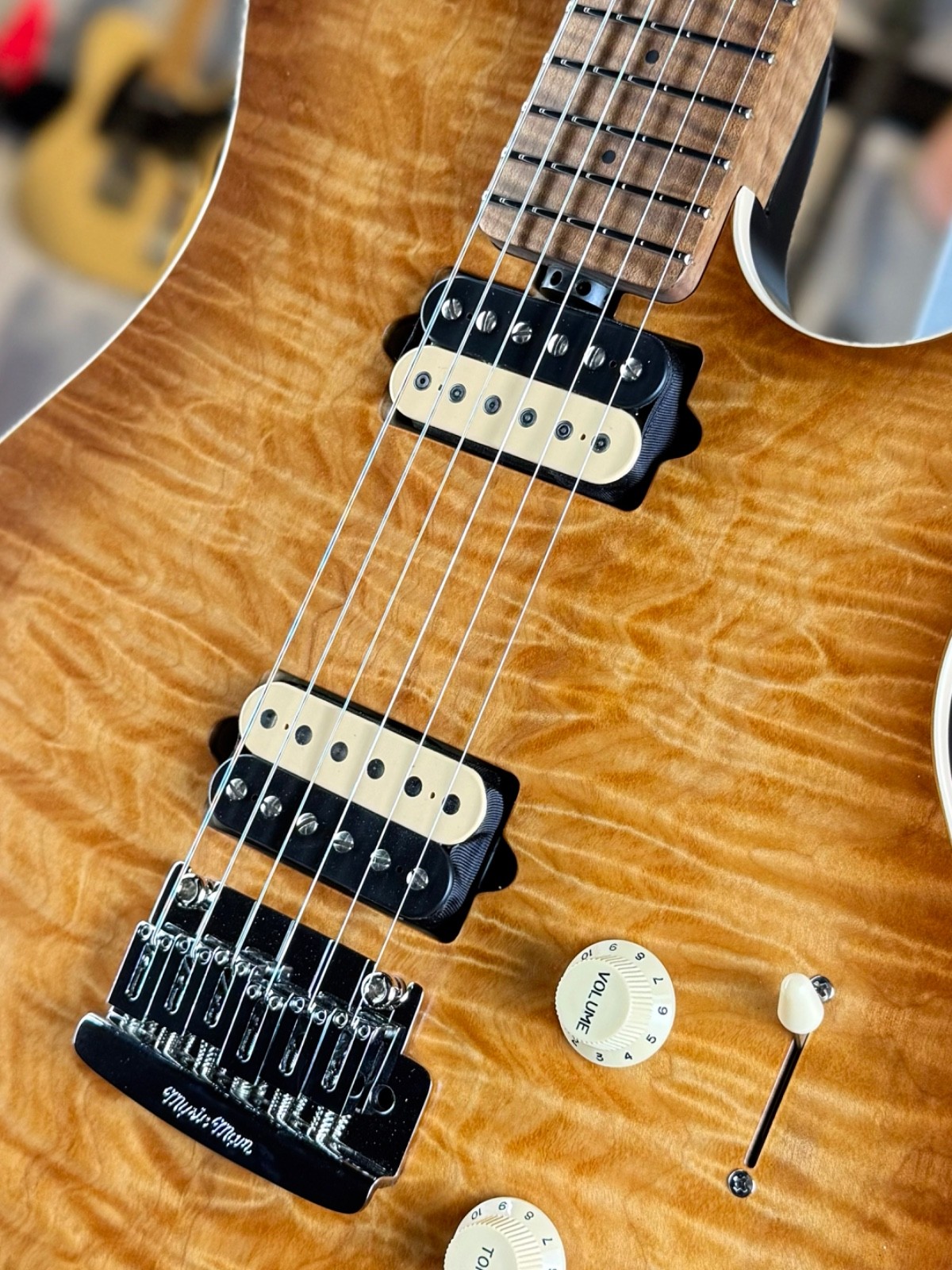 Ernie Ball Music Man Axis Super Sport – Honey Pot Flame – Mastergrade Maple