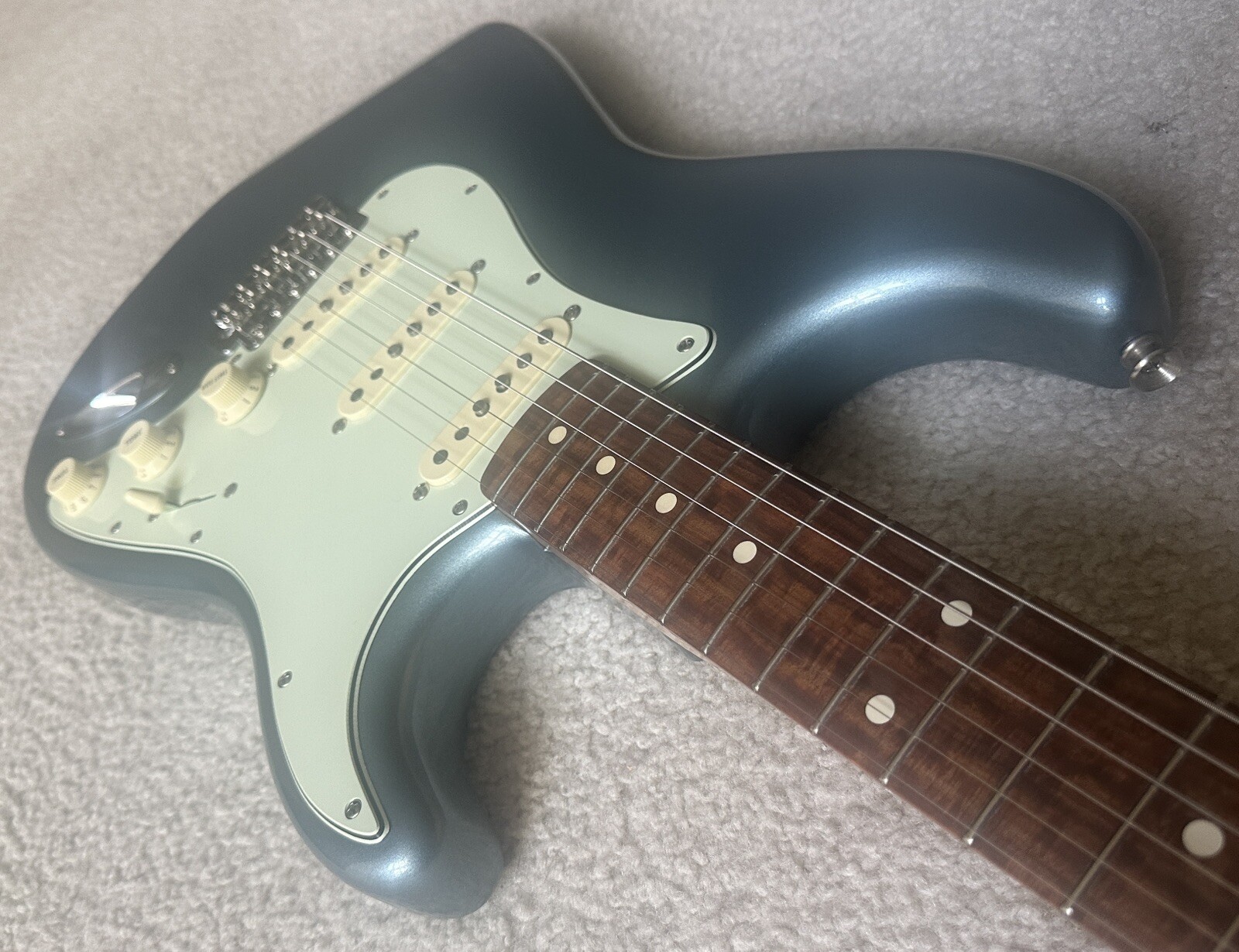 2019 Fender® Vintera 60’s Stratocaster Ice Blue Metallic w/Hard Case EXCELLENT!