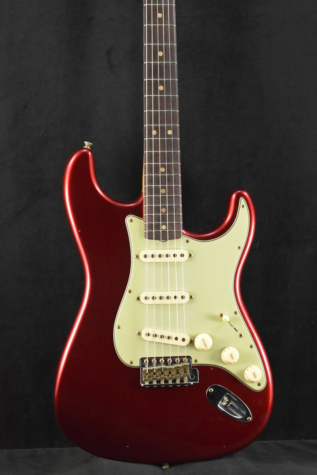 Fender Limited Edition ’63 Stratocaster Journeyman Relic Aged Candy Apple Red 3A