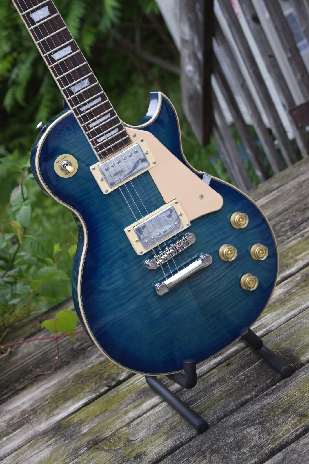 Electric Guitar Mahogany Body Maple Top into Blue Finish (Groove Canadian Brand)