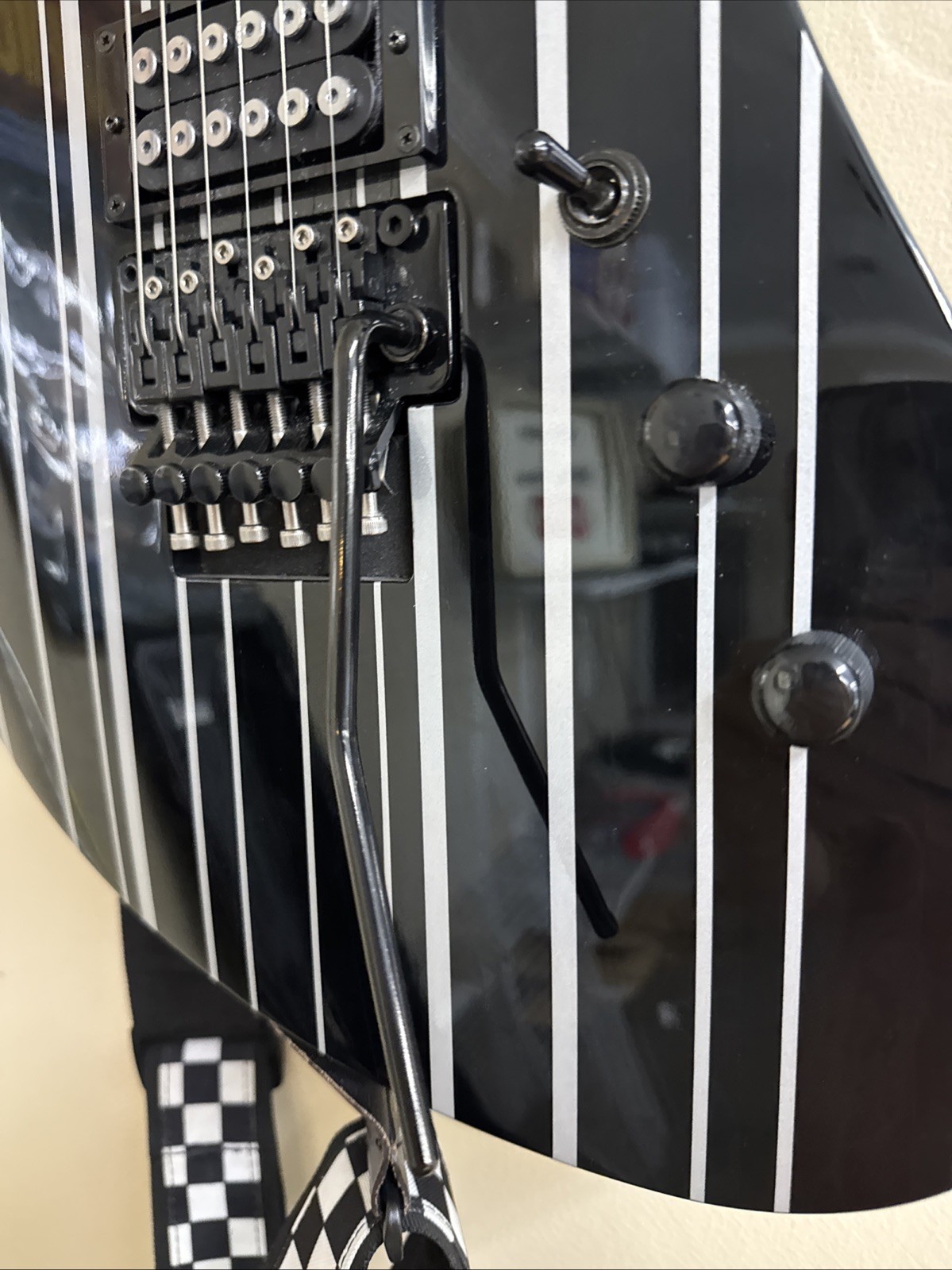 Schecter Synyster Gates Custom – Pinstripes