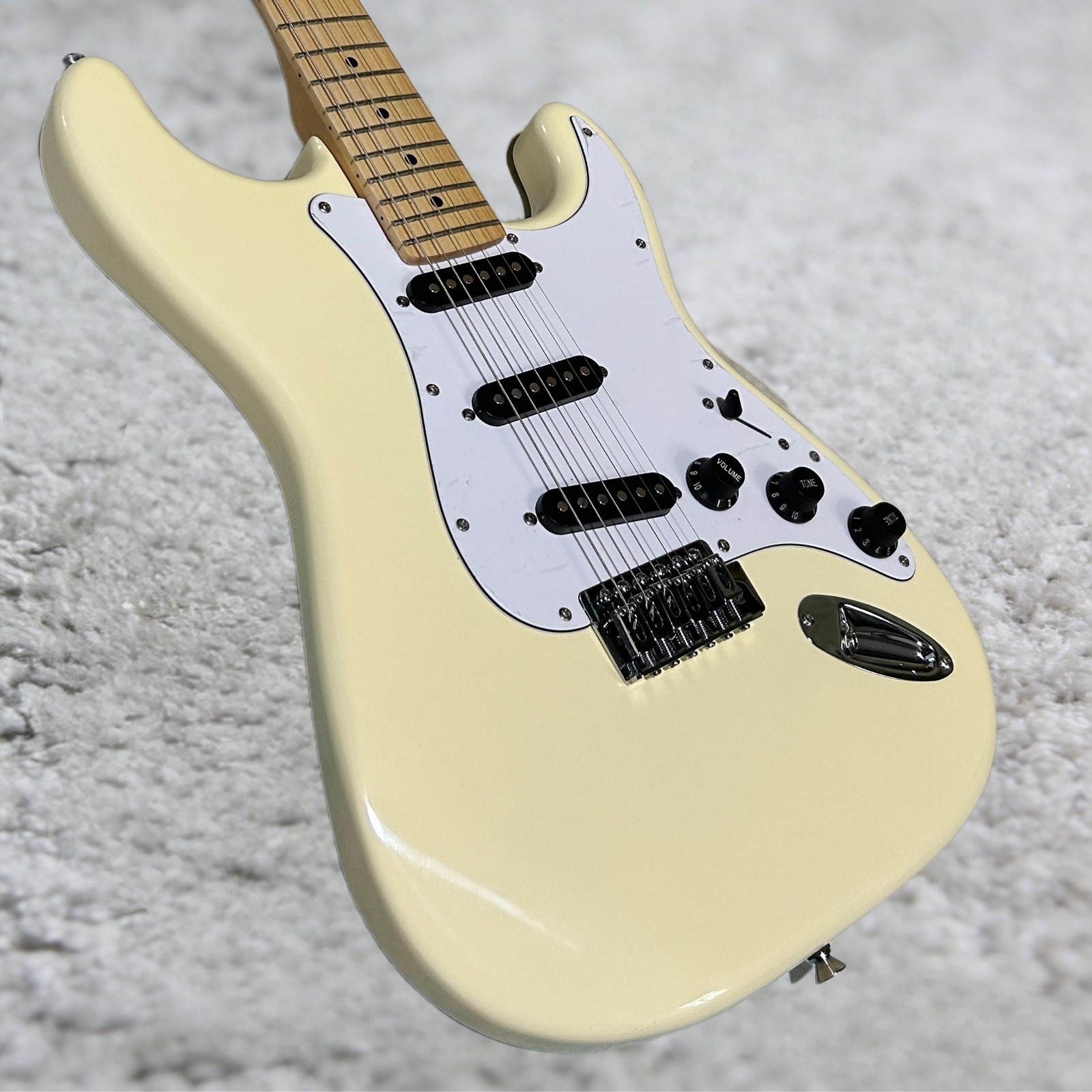 ST Electric Guitar Cream Yellow Color Mahogany Body Maple Fretboard Big Head