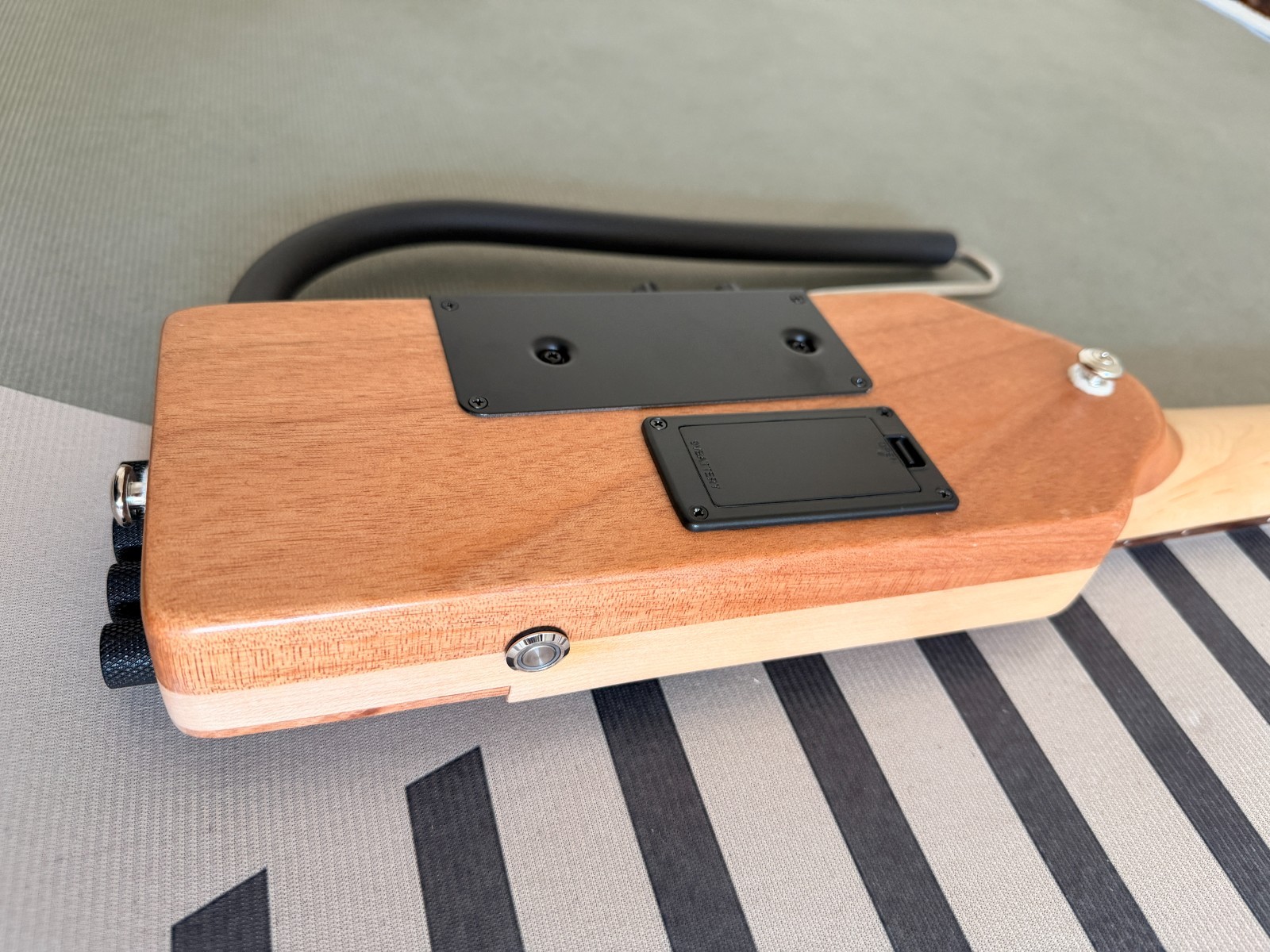 4-stringelectric silent travel bass Short Scale Length headless portable Natural