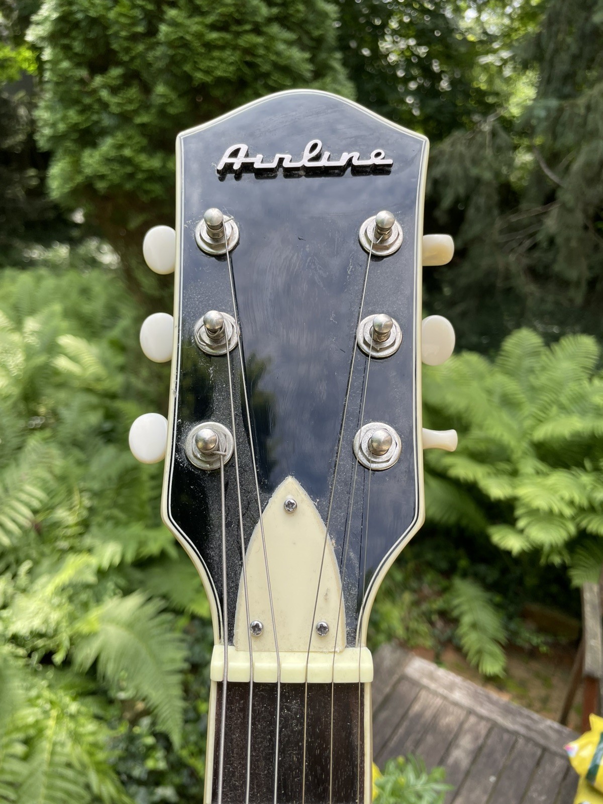 Airline / Eastwood Guitars H59 Honeyburst