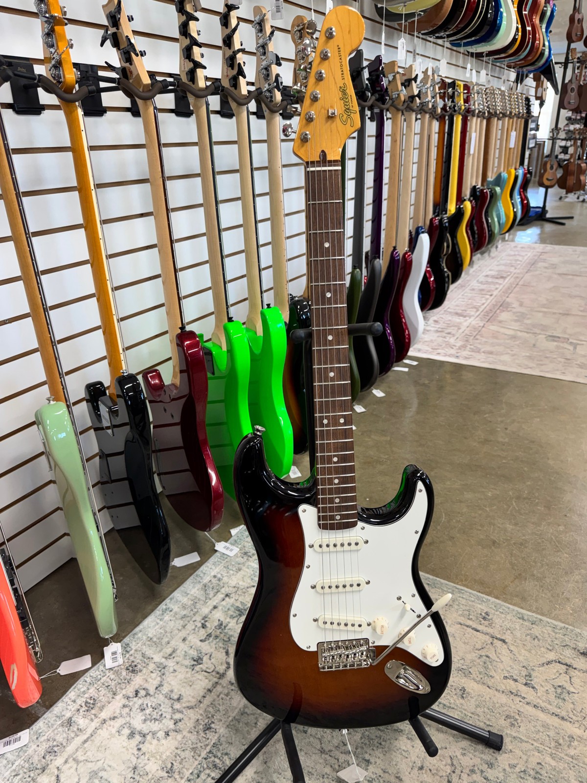 Squier Classic Vibe ’60s Stratocaster with Laurel Fretboard – 3-Color Sunburst
