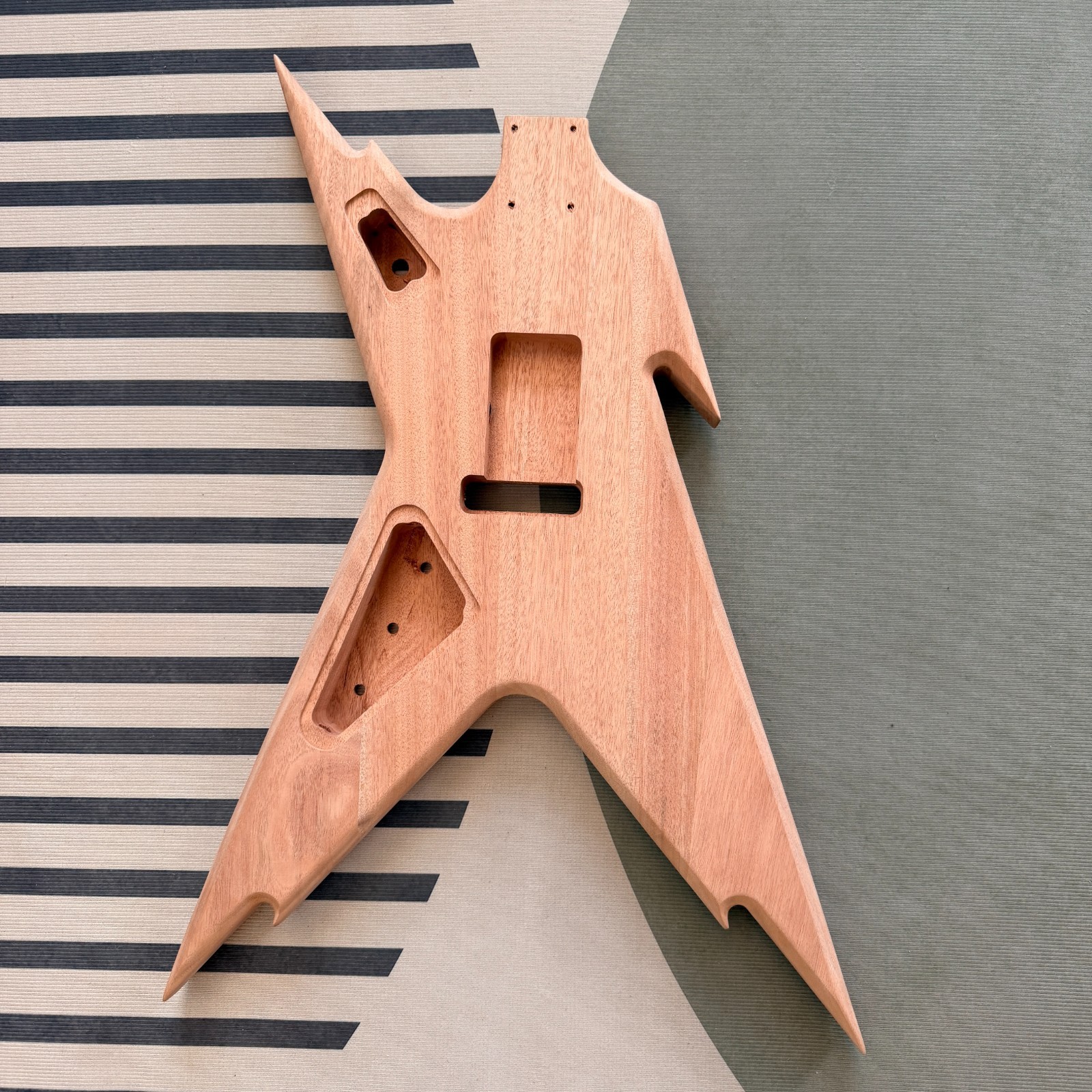 DIY Junior V‑Style electric guitar kit Maple Neck BK part Tremolo System razor