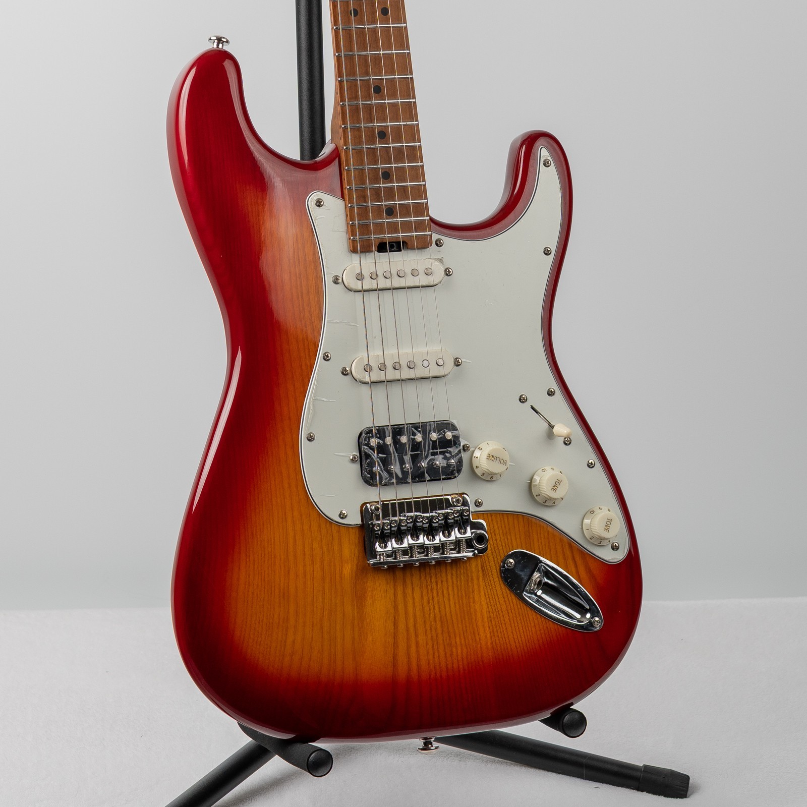 Firefly FFST 2025 – Cherry Sunburst W/ Roasted Flame Maple Neck