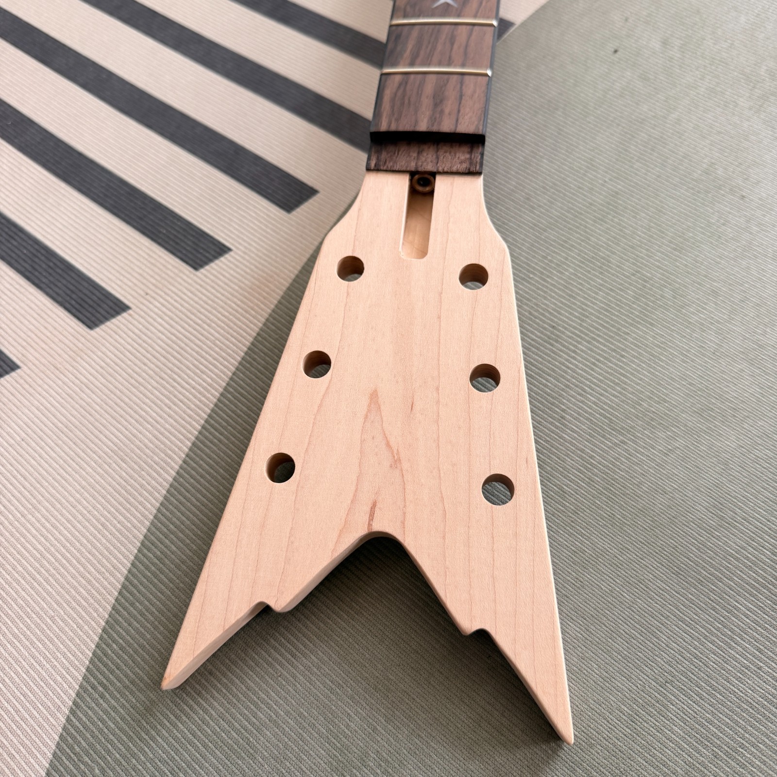 DIY Junior V‑Style electric guitar kit Maple Neck BK part Tremolo System razor