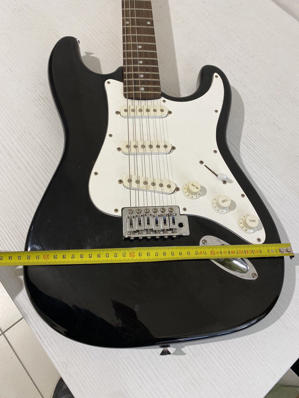 Vantage Electric Guitar Black And White With Case Model VIE – II D/BK