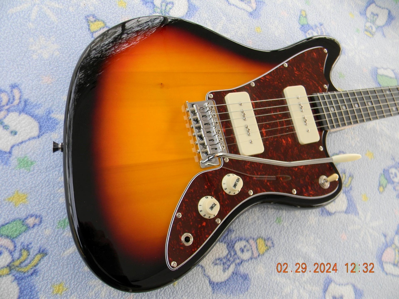 Monoprice Indio OS30 Offset , Hot Cream P90’s,Upgraded Capacitor, Gigbag,Nice