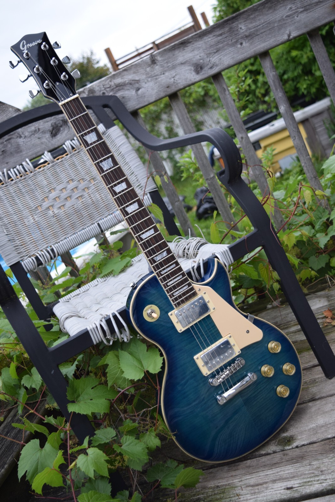 Electric Guitar Mahogany Body Maple Top into Blue Finish (Groove Canadian Brand)