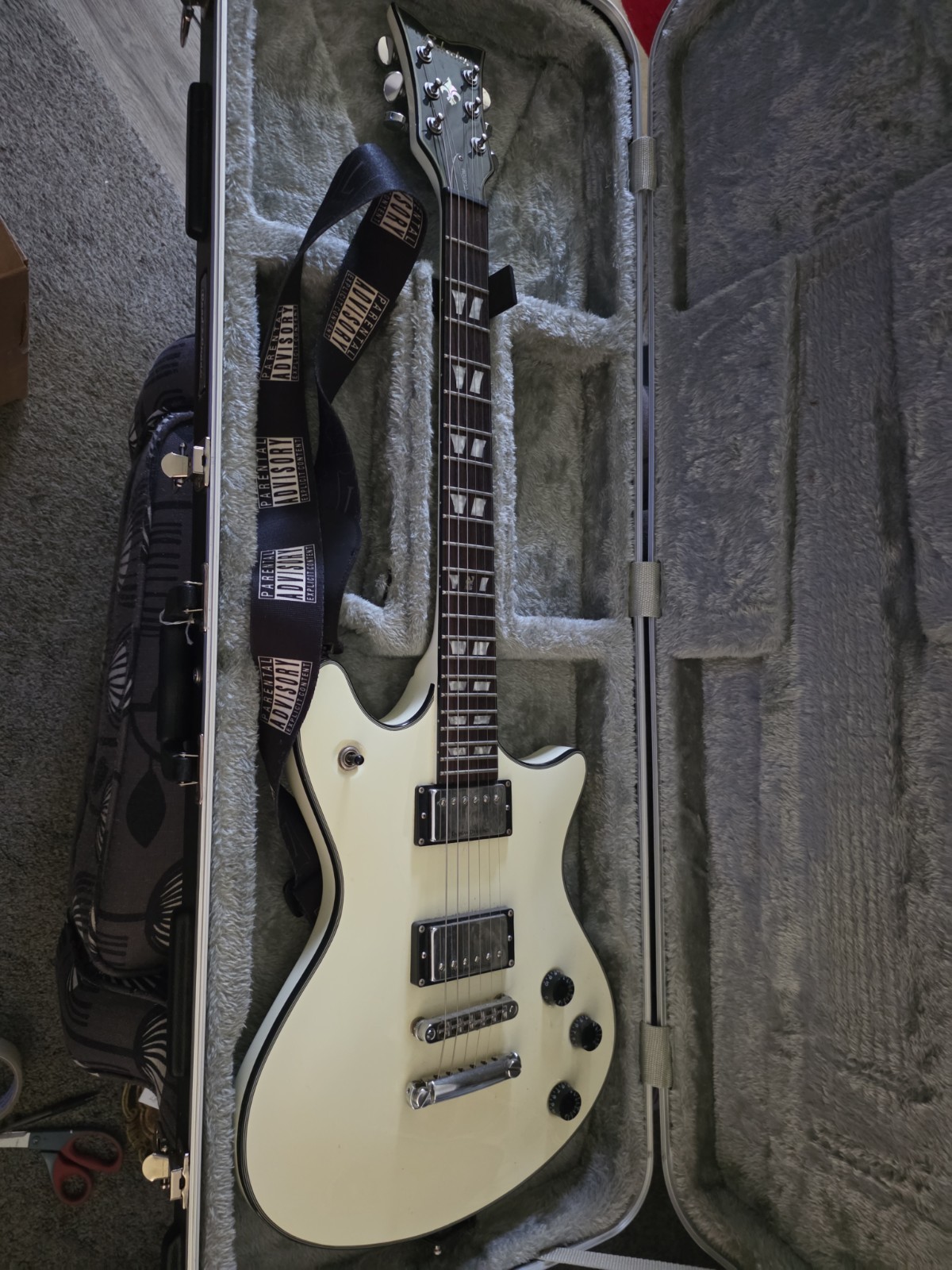 Schecter Diamond Series, custom Tempest crafted in Korea 2008. Hardcase, Strap