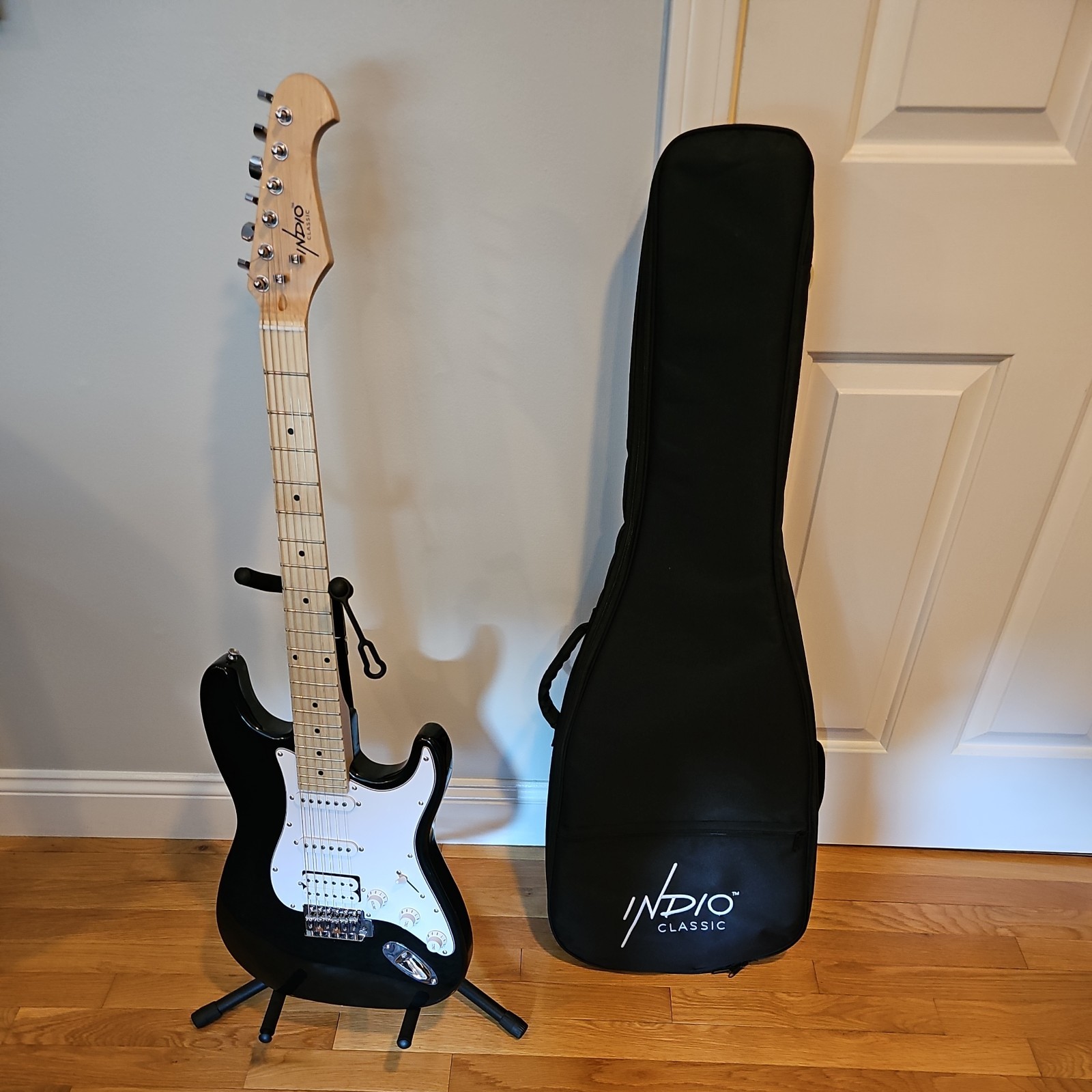 Monoprice Classic HSS Electric Guitar with Gig Bag Black 6 String Basswood Body