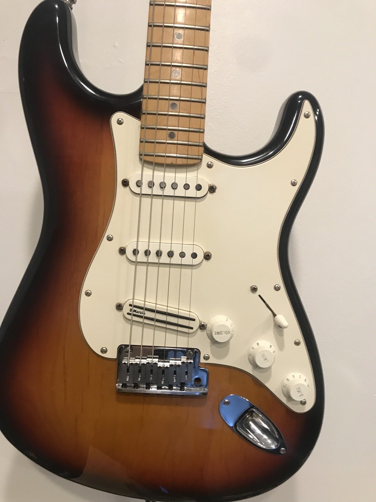 2001 Fender American Standard Stratocaster Maple Neck 3 Tone Sunburst Hard Case
