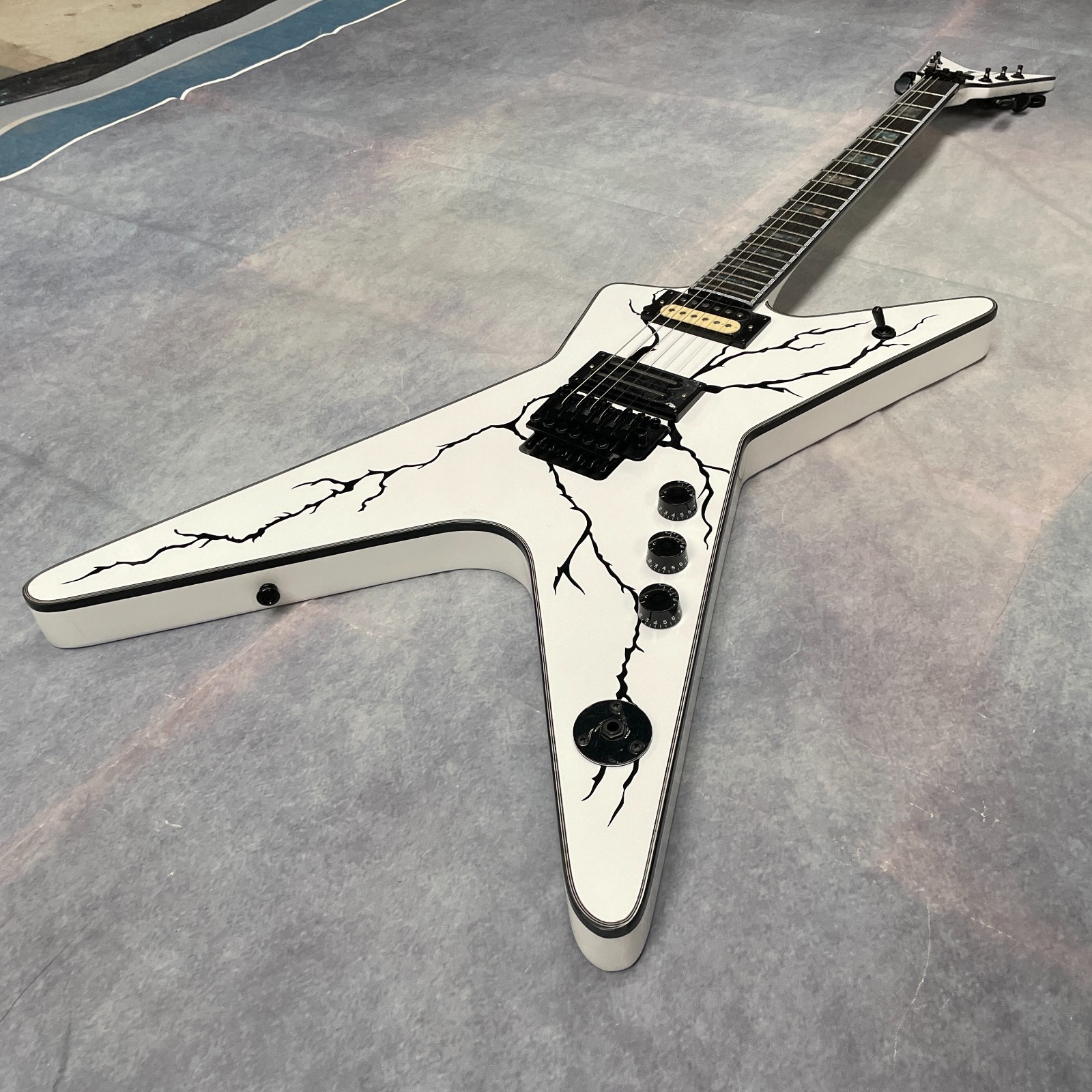 White Dime Washbun Electric Guitar Rosewood Fretboard Black Lightning Fast 9days