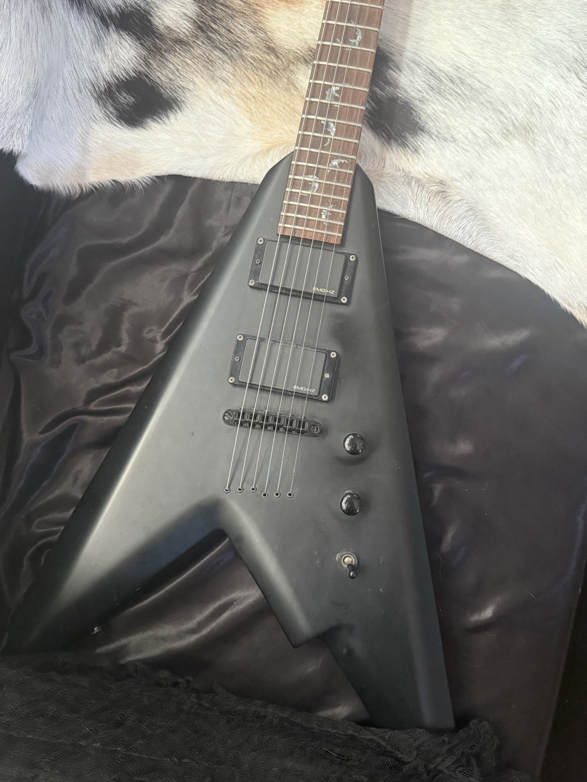 V Schecter Diamond Series 6-String w/ Bat inlays