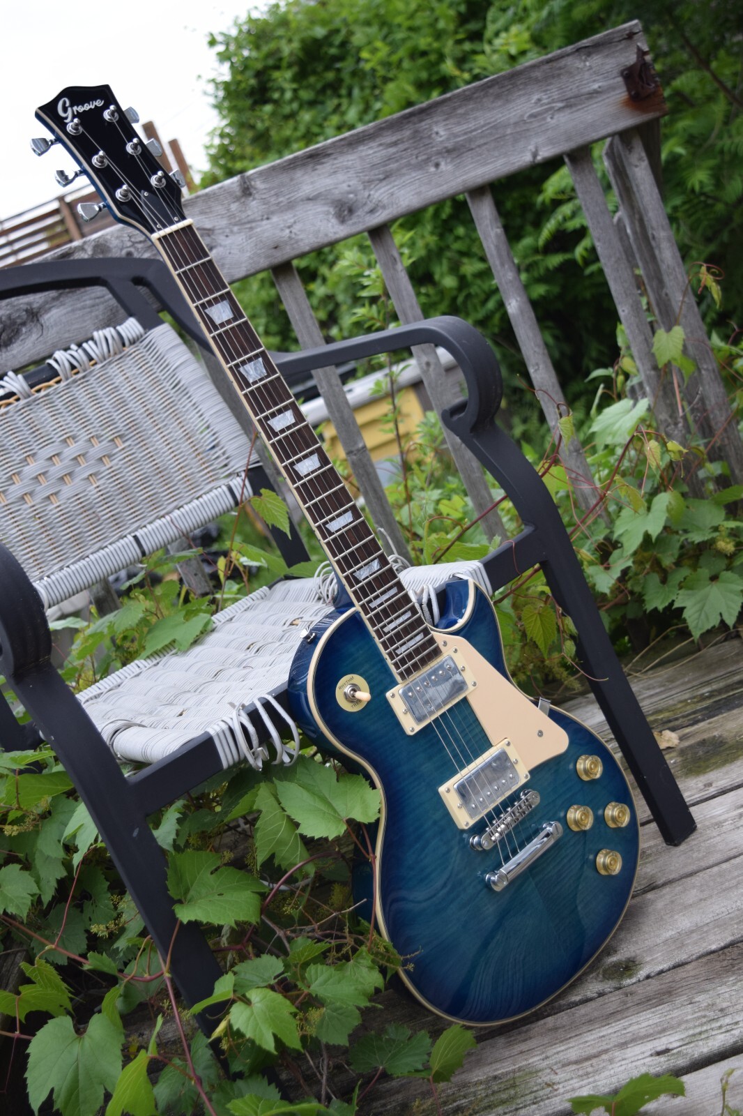 Electric Guitar Mahogany Body Maple Top into Blue Finish (Groove Canadian Brand)
