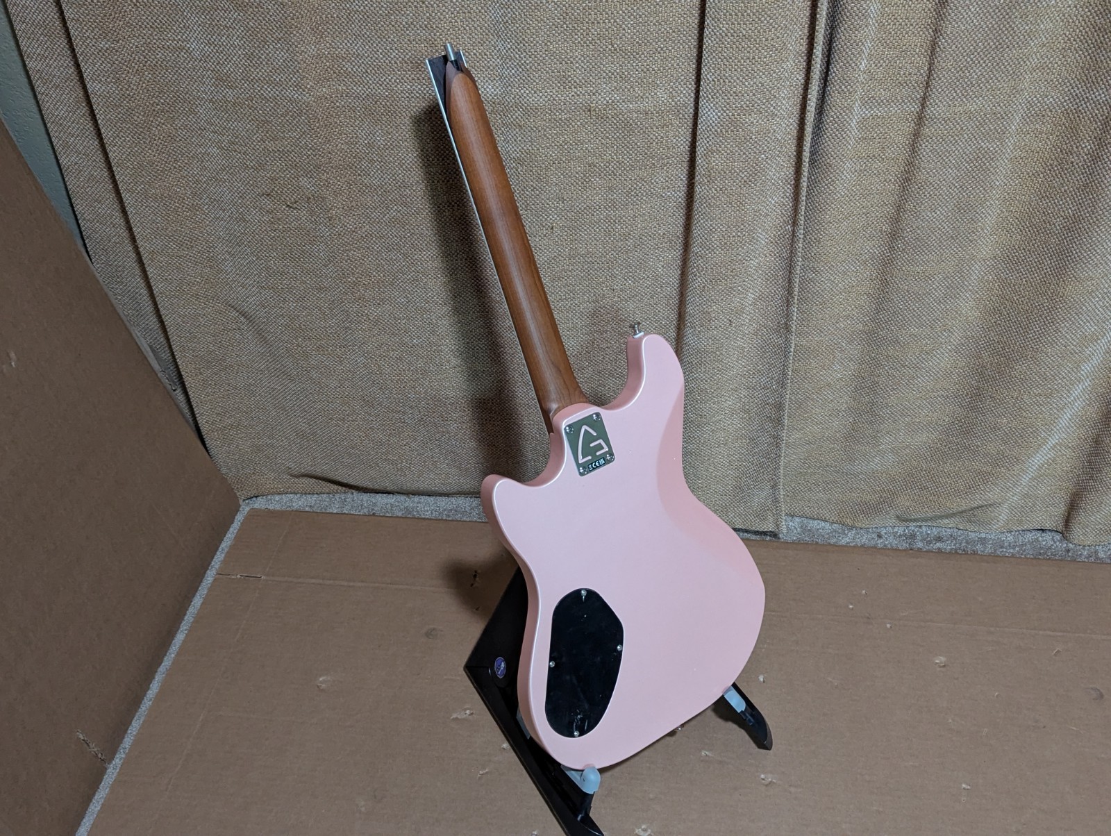 Guild Surfliner Deluxe Solidbody Electric Guitar W Floating Vibrato Tail – ISSUE