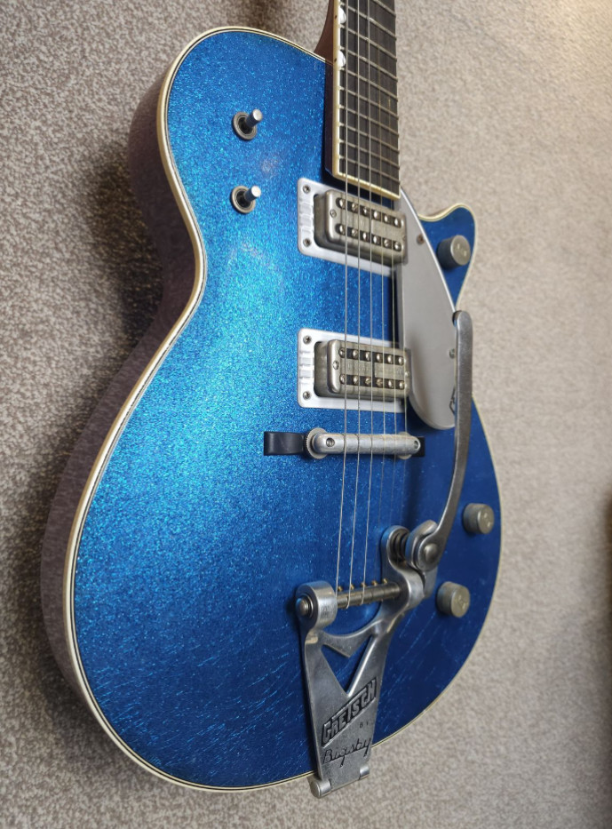 Gretsch Custom Shop G6128CS Duo Jet Relic – Masterbuilt, Blue Sparkle