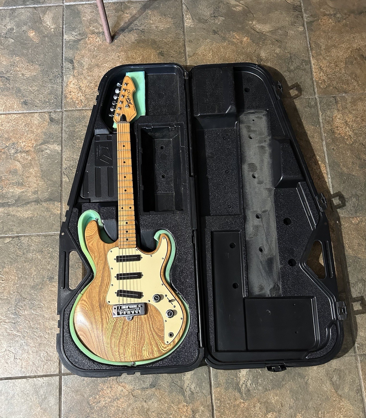 ***PEAVEY T-30 ELECTRIC GUITAR NATURAL WITH CASE***