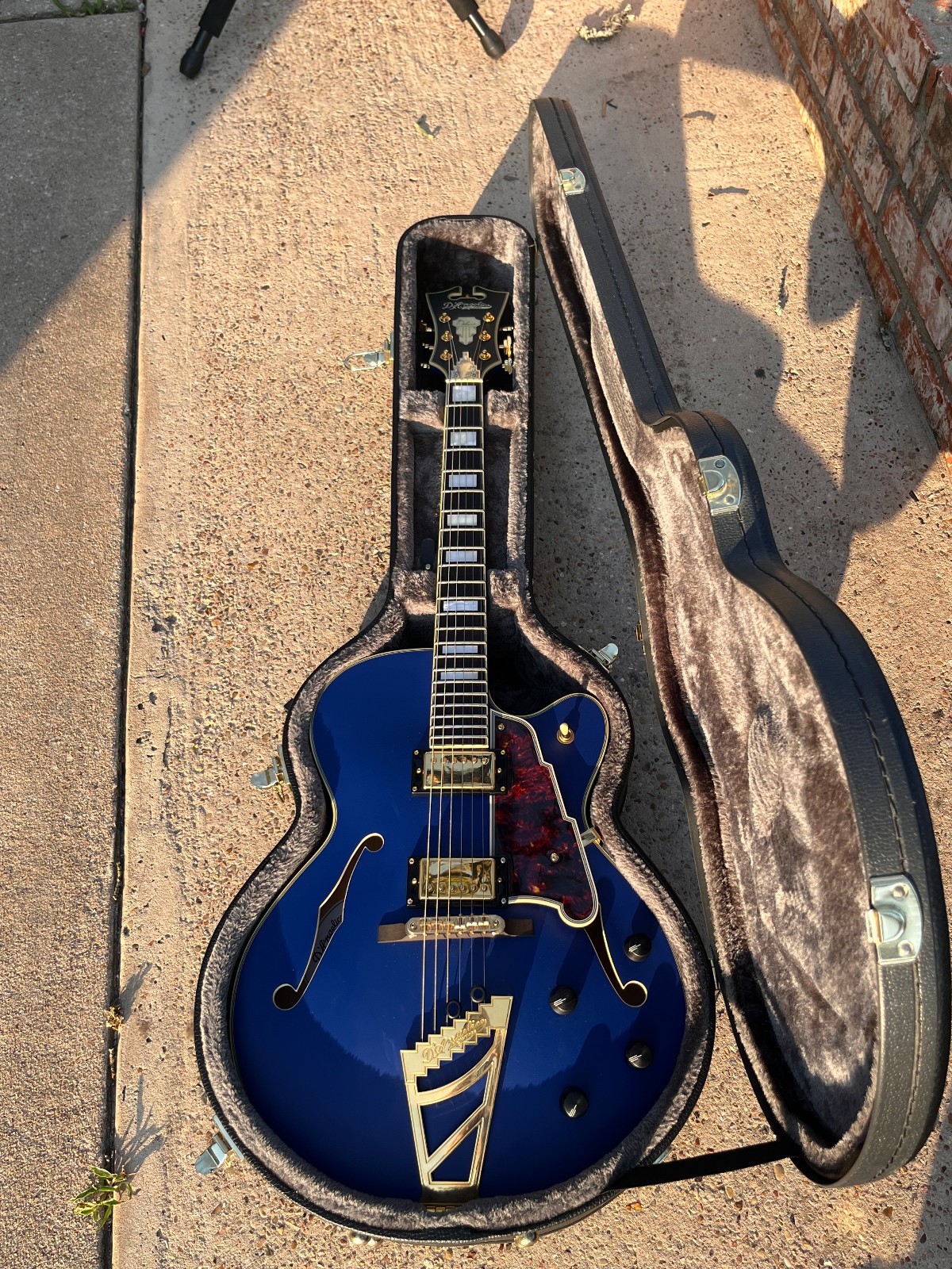 D’Angelico Deluxe DH ~ Hollowbody Archtop Guitar ~ matte royal blue ~ HSC ~ EXC