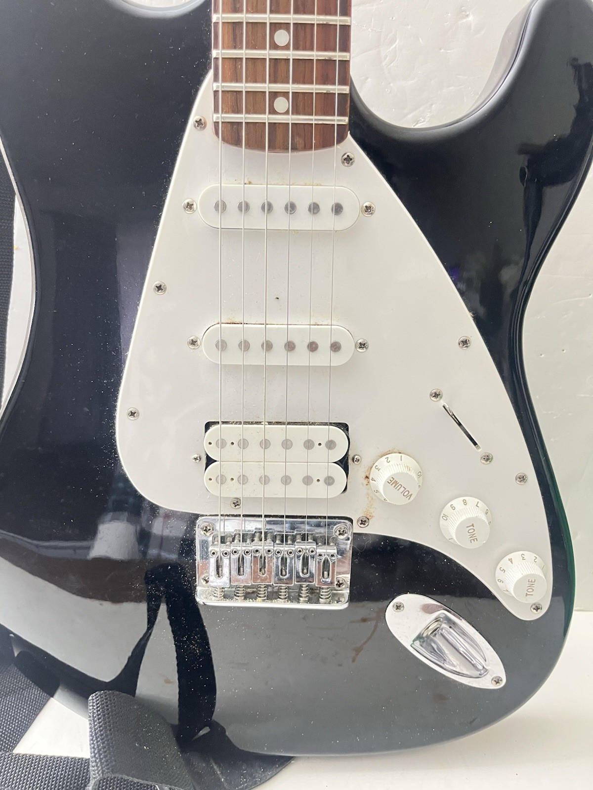 First Act ME305 Model Entry-level Solid-body Electric Guitar with Case