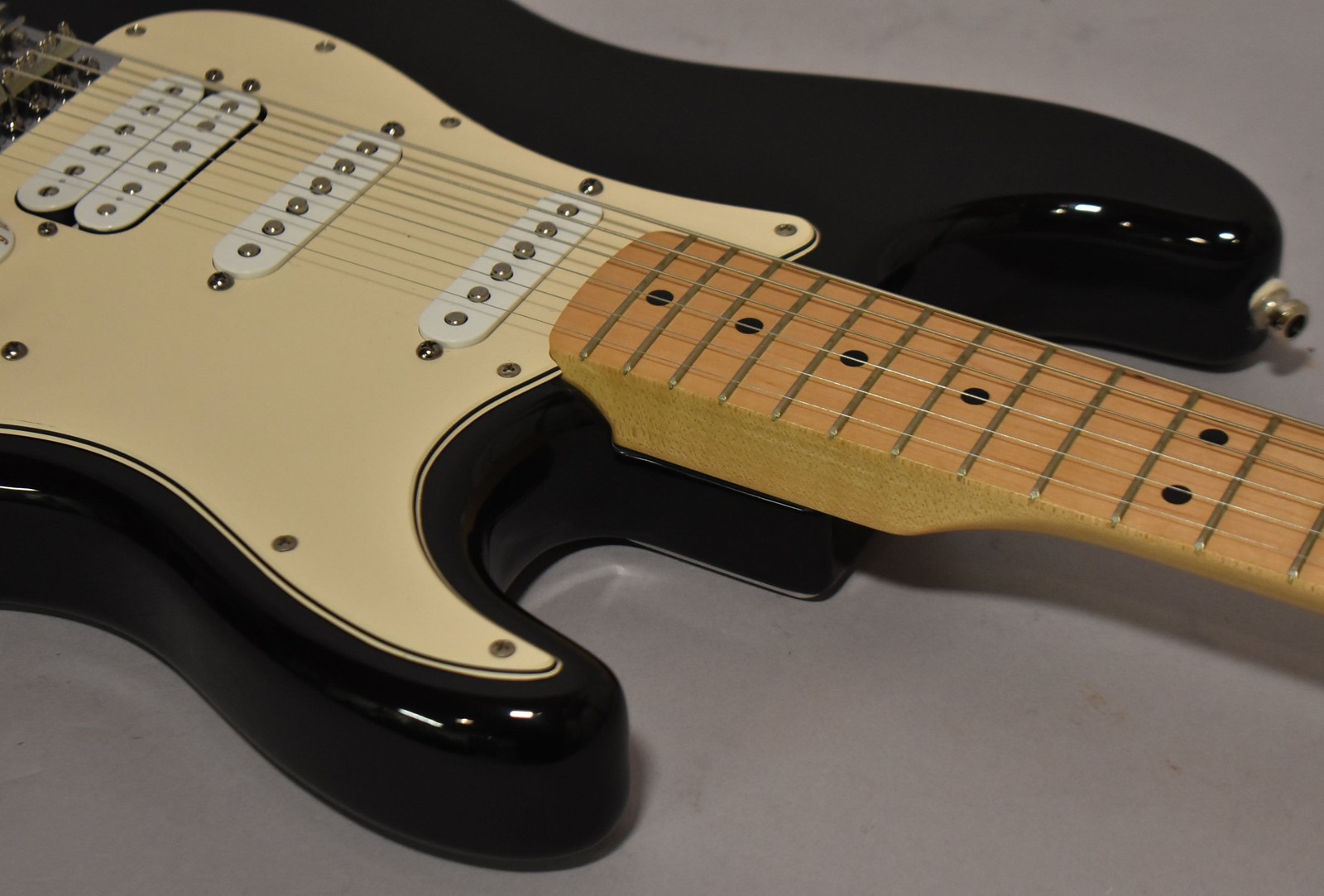 2005 Fender Standard Stratocaster HSS MIM Black w/HSC