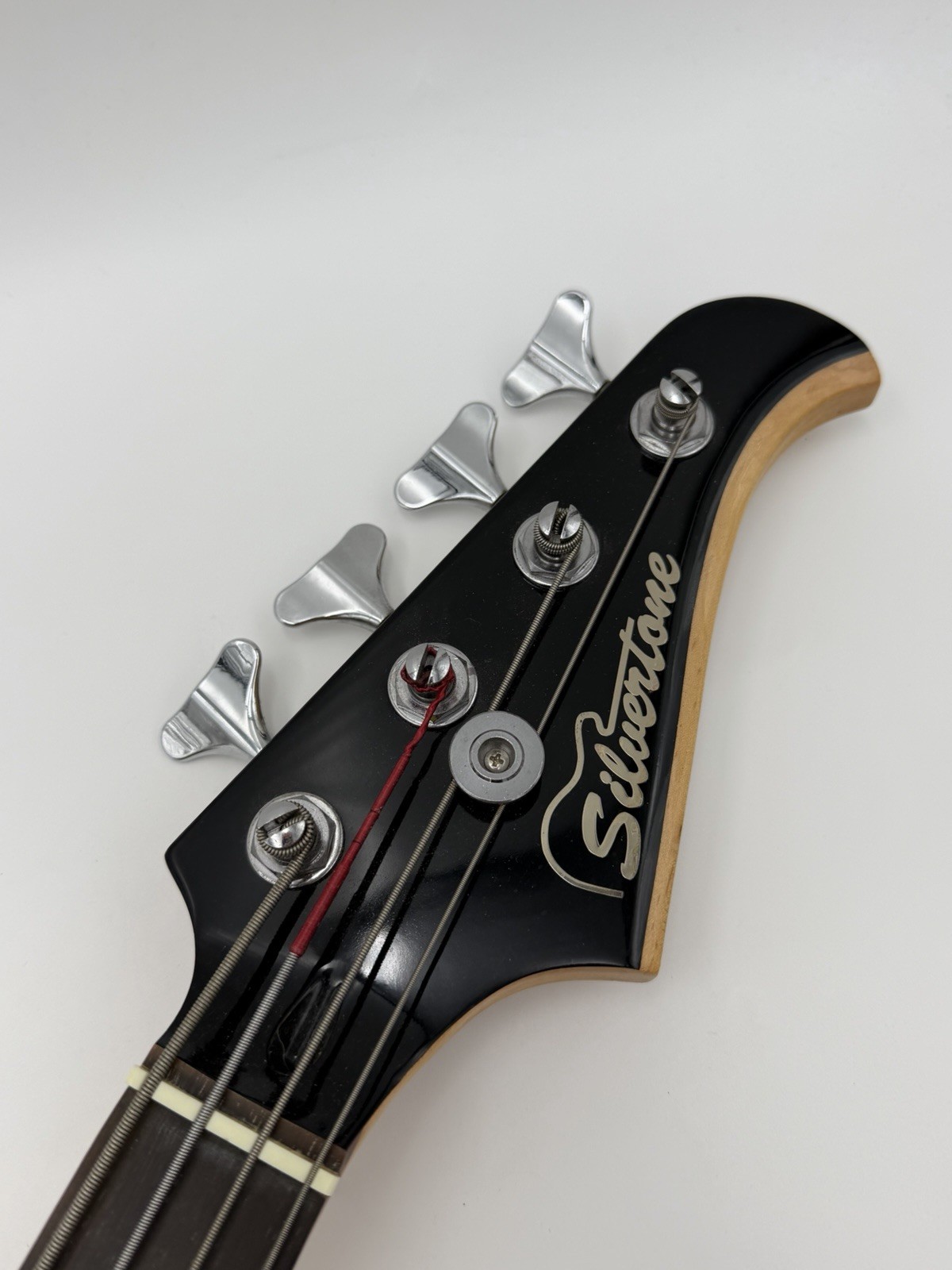 Silvertone SSLB 11/BK Electric Bass Guitar w/ Shoulder Strap & Qwik Tune + Case