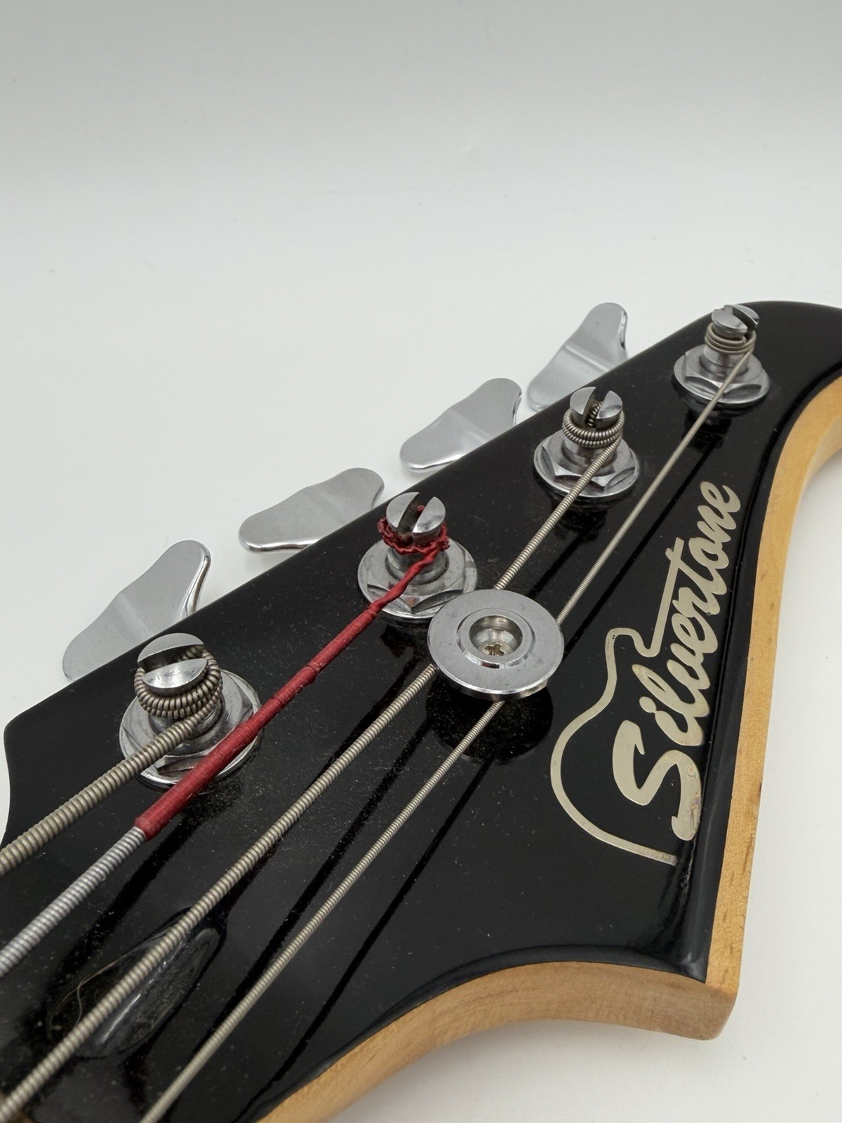 Silvertone SSLB 11/BK Electric Bass Guitar w/ Shoulder Strap & Qwik Tune + Case