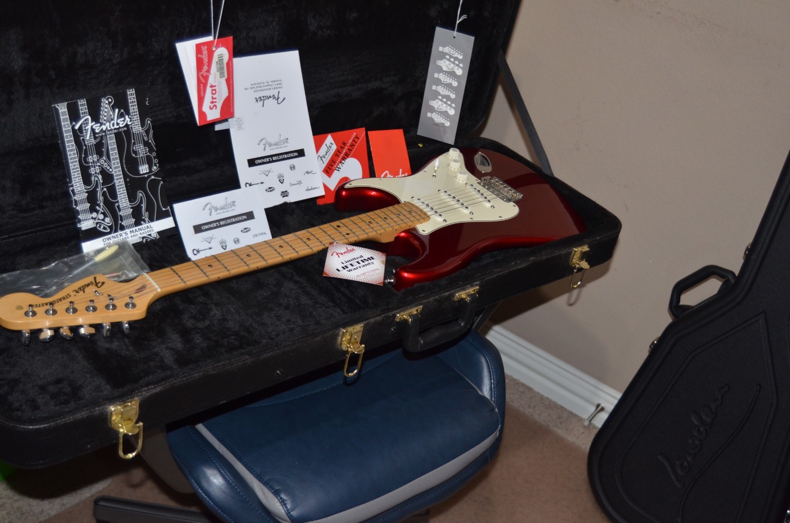 American Special Stratocaster®, Maple Fingerboard, Candy Apple Red