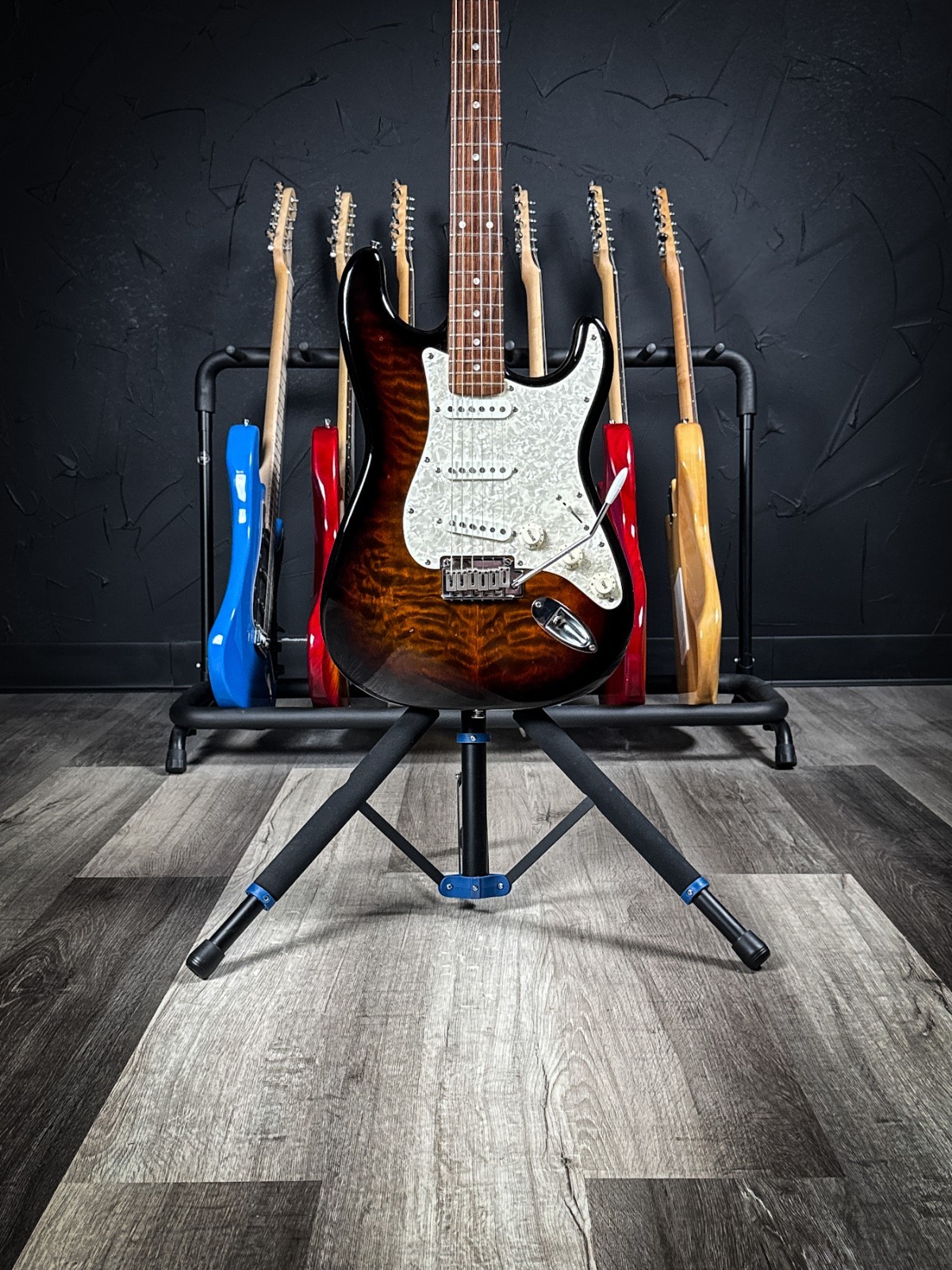 Squier Standard Stratocaster QMT Deluxe SSS – Quilt Maple, Pearloid Pickguard