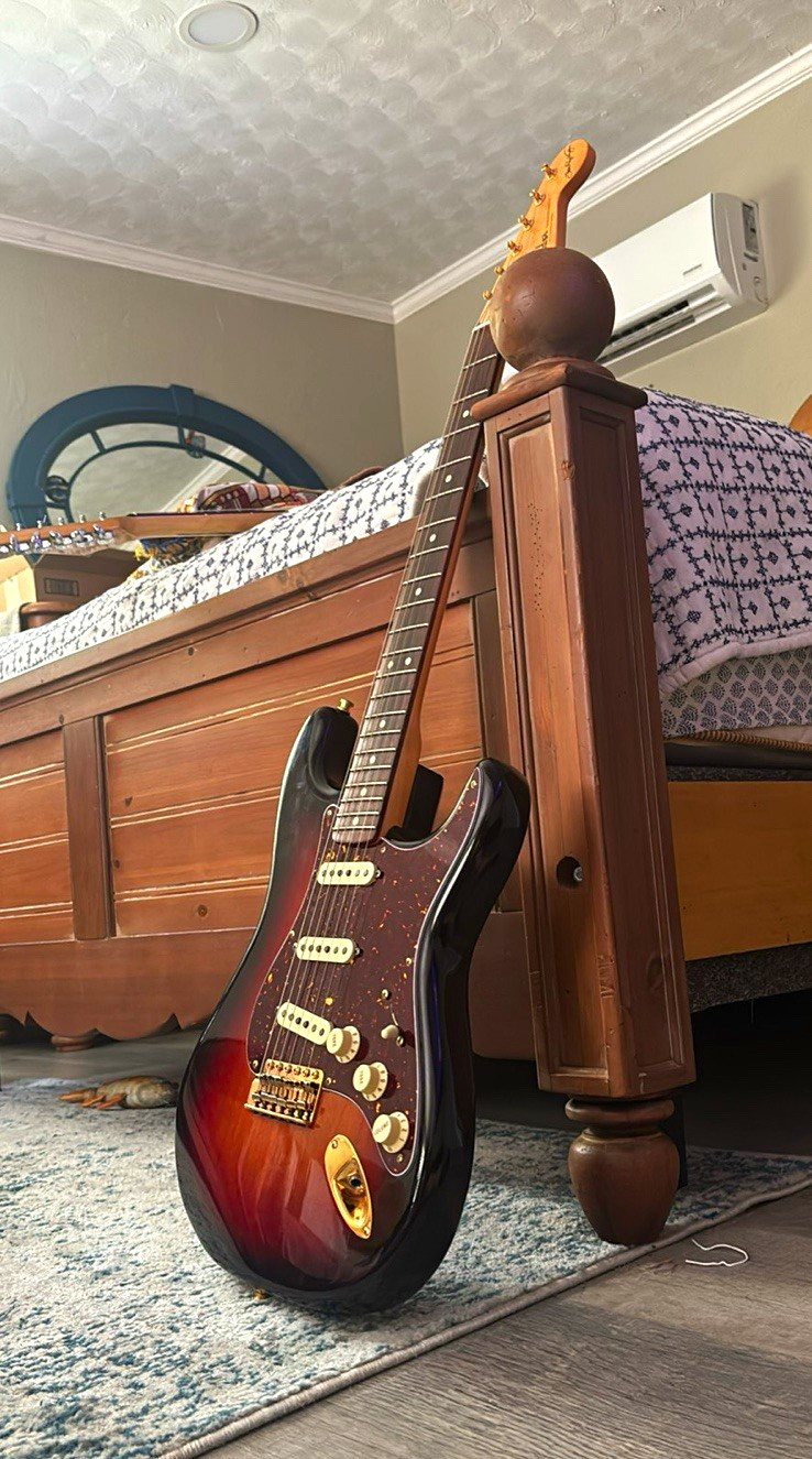 SRV Fender Stratocaster Electric Guitar Sunburst Solid Body 6-String Right-Hand