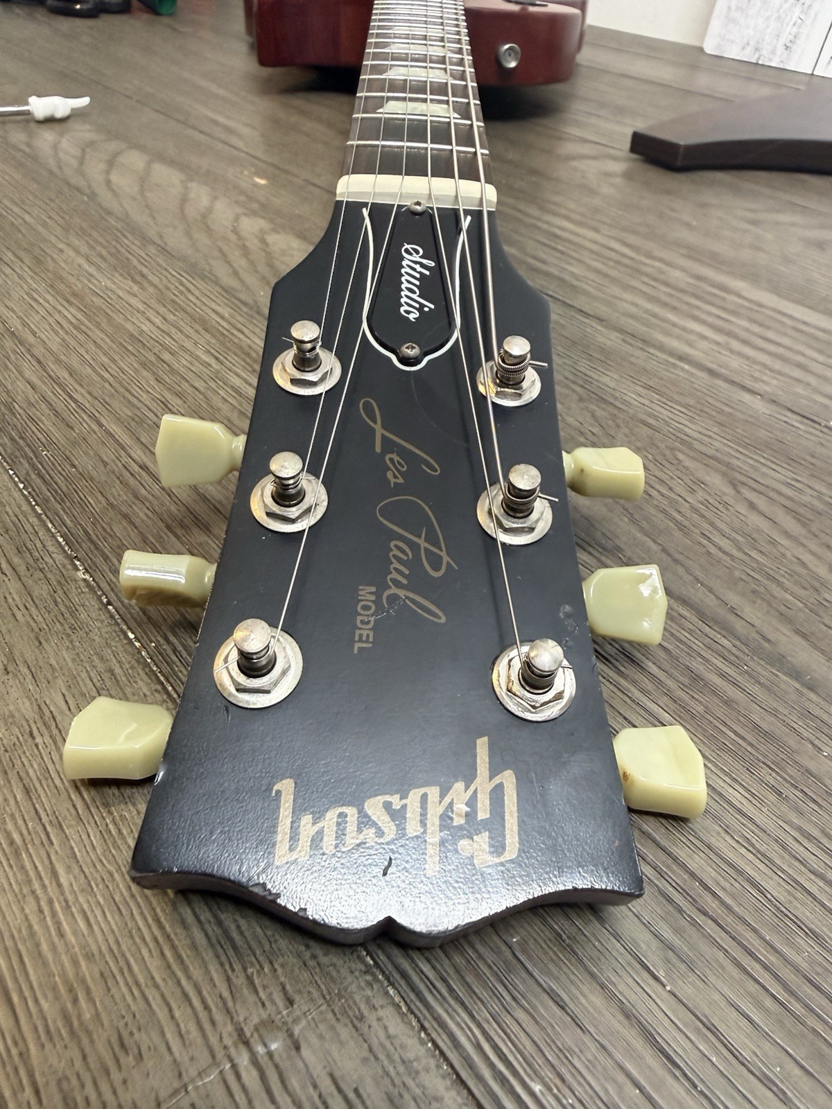 Gibson Les Paul Studio Worn Cherry 2004 With TKL Case