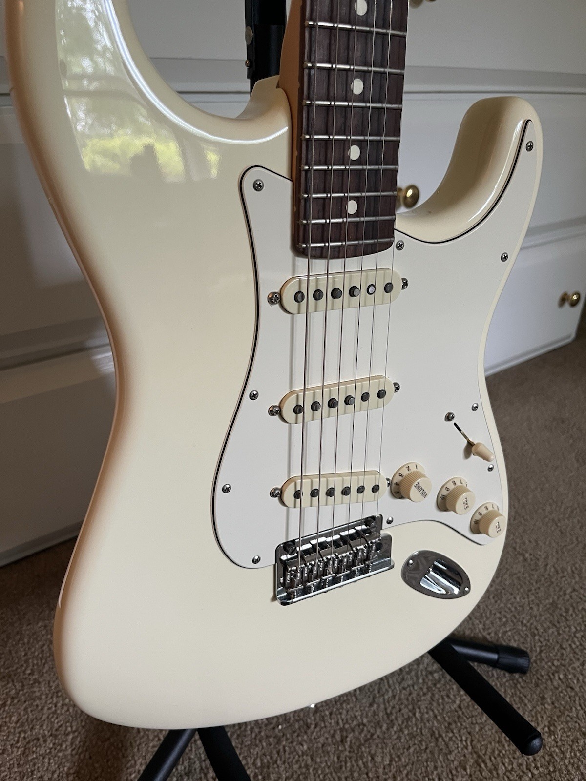 2018 U.S. American Pro Stratocaster Rosewood Olympic White w/Elite Molded Case