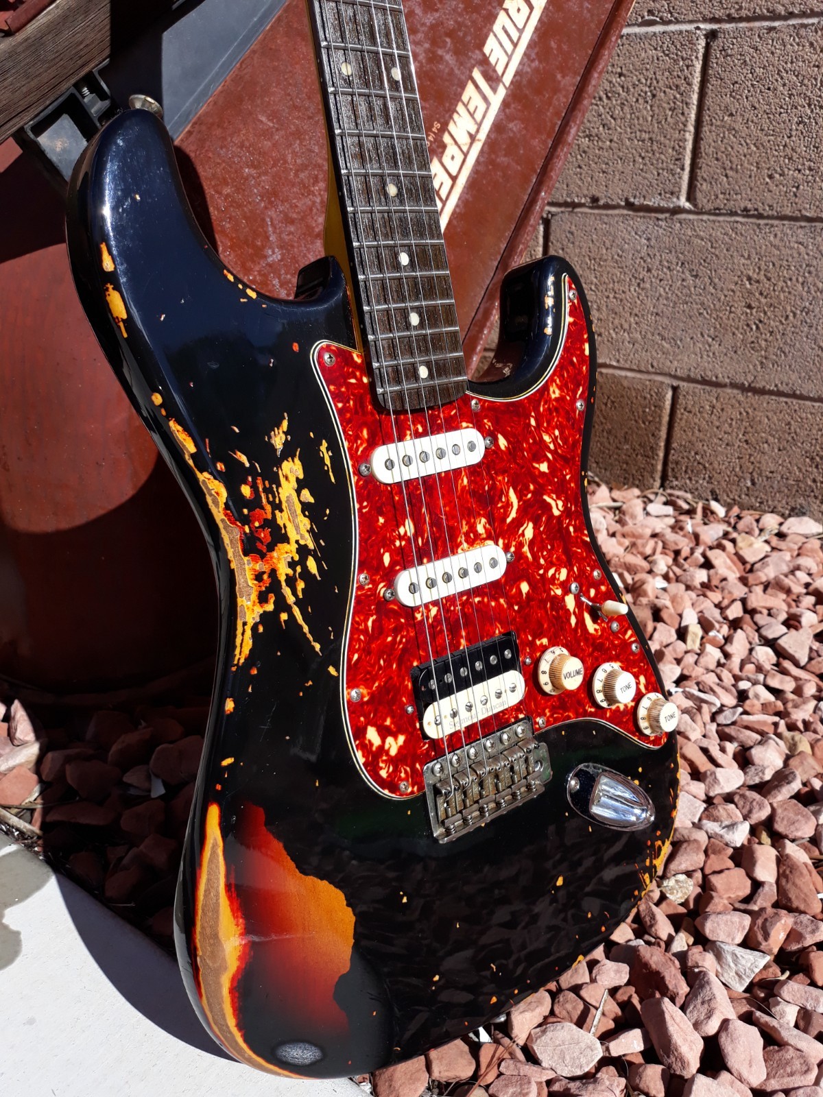 Fender Stratocaster BLACK over SUNBURST Tribute 62