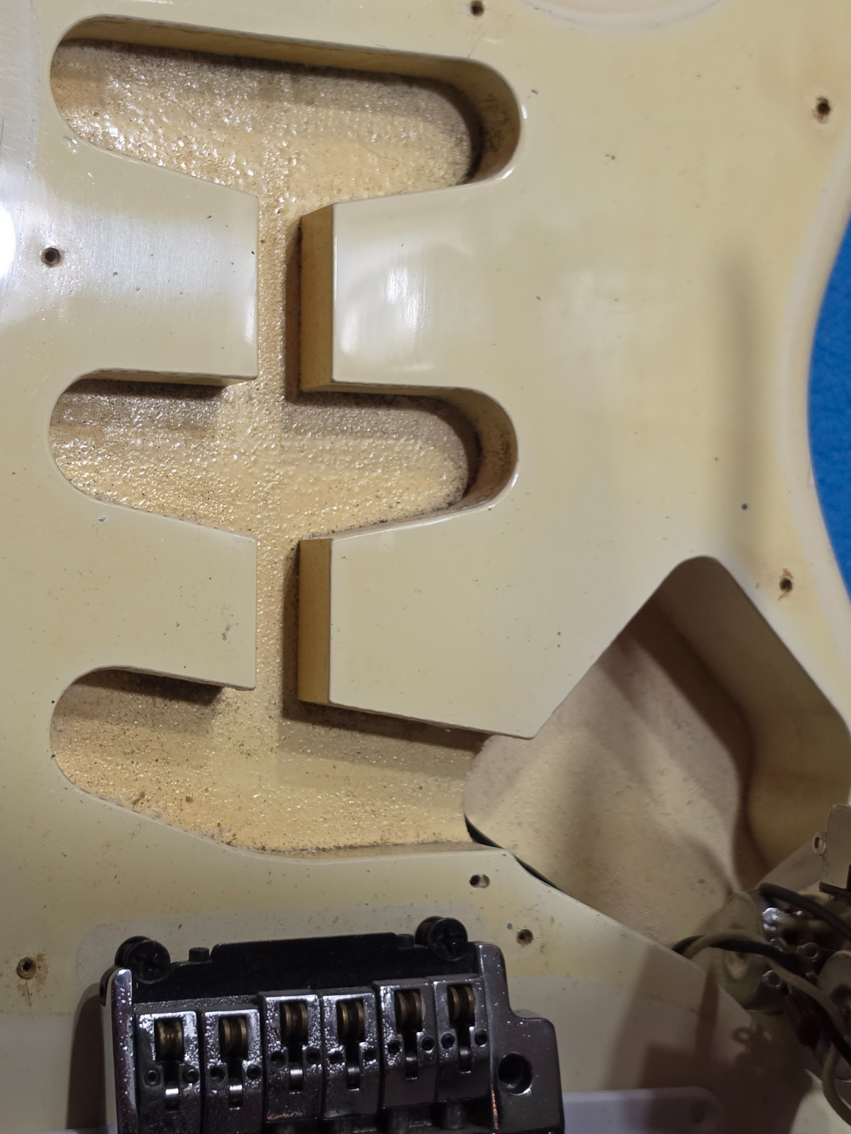 1986 Fender Stratocaster MIJ Boxer ST557 – Olympic White – w/ New hardshell case