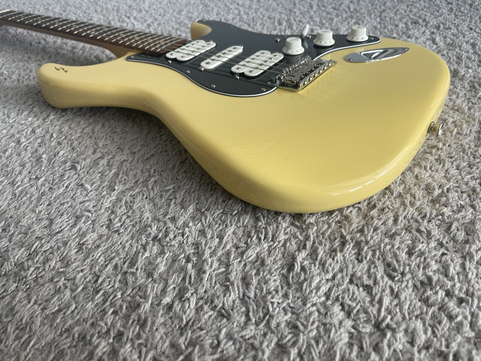 Fender Player Stratocaster HSH 2019 MIM Buttercream Pau Ferro Fretboard Guitar