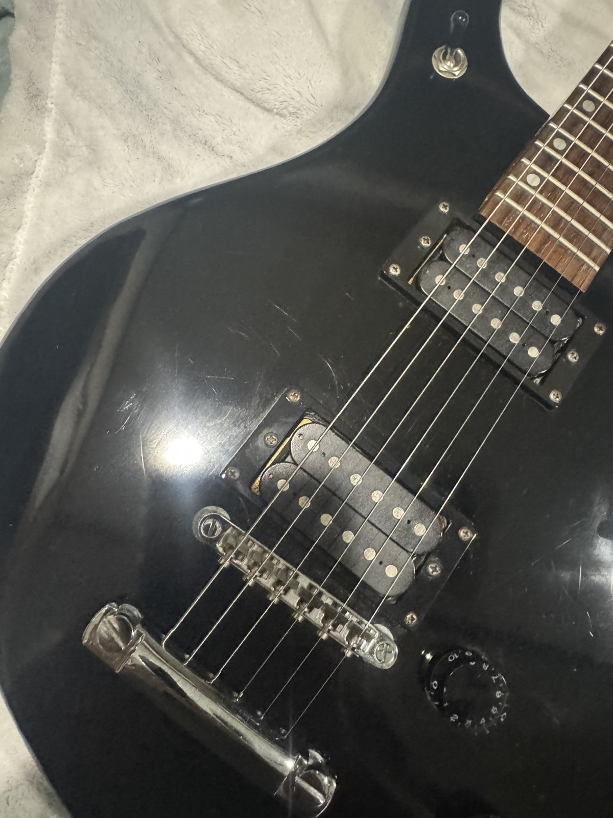 1998 Washburn BT-2 Series w/Humbucker pickups Electric Guitar ,Rogue padded bag