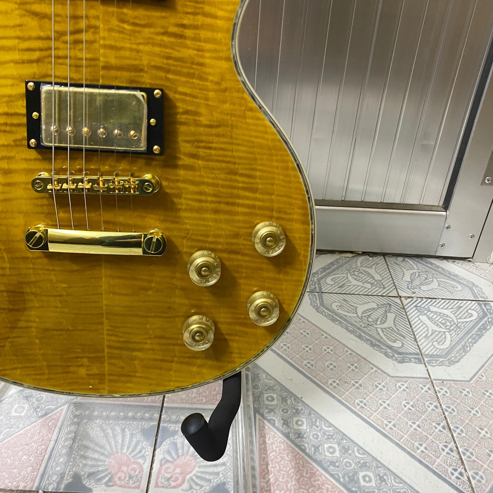 Luxurious Flame Maple Veneer Electric guitar Gold hardware multicolour Binding