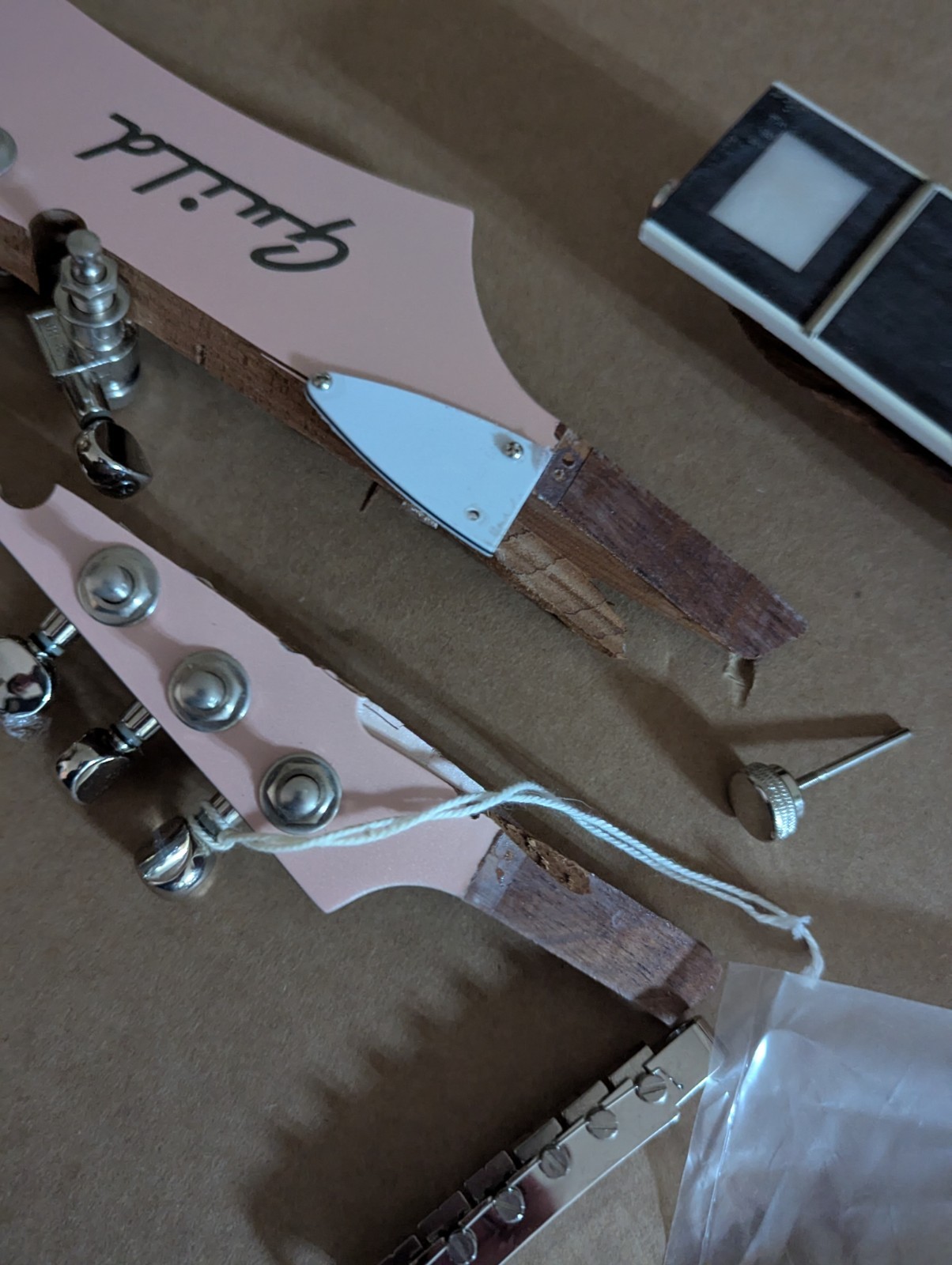 Guild Surfliner Deluxe Solidbody Electric Guitar W Floating Vibrato Tail – ISSUE
