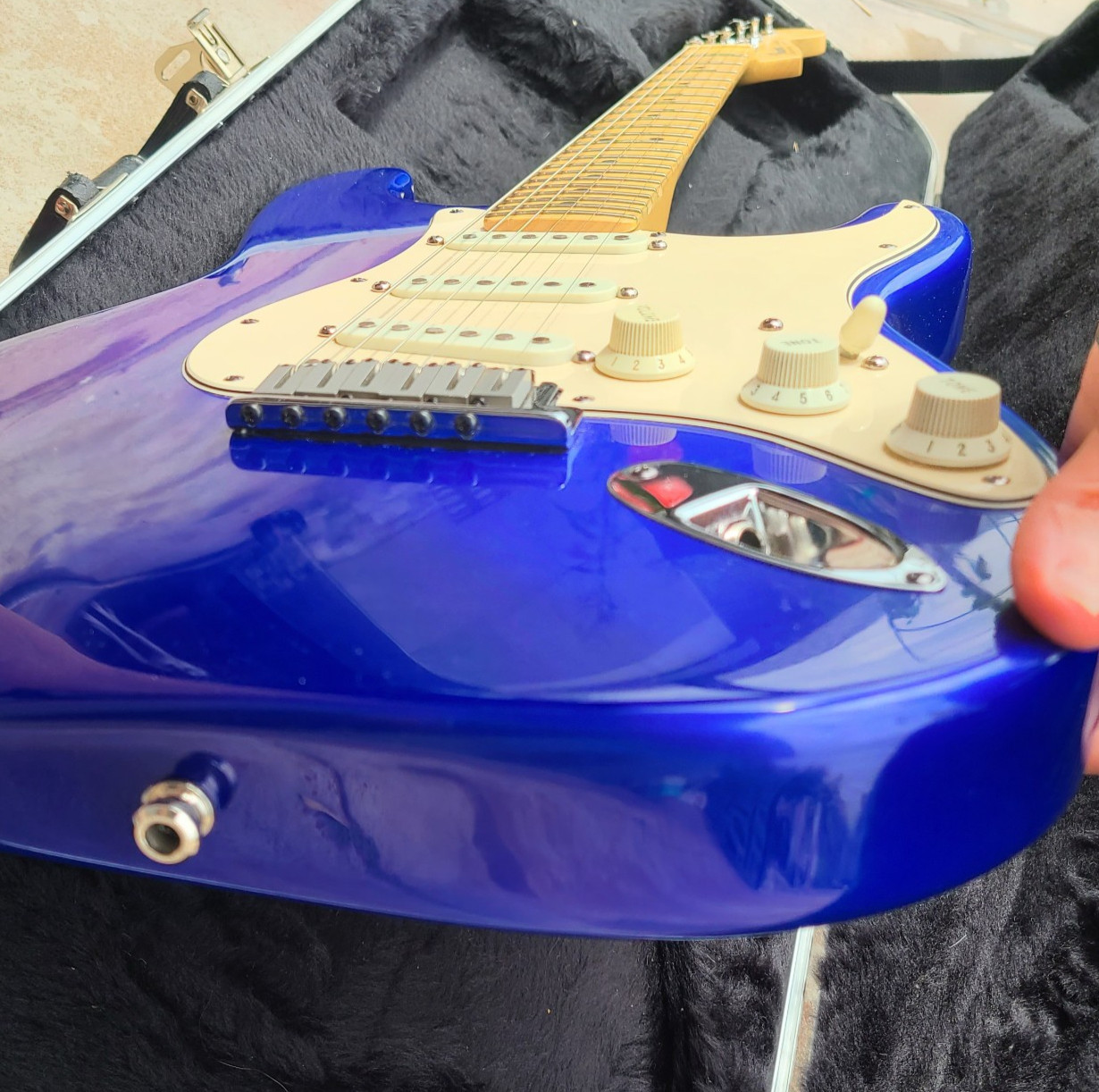 Fender Stratocaster 6 String Right Hand Electric Blue Guitar w/ Hard Case 1991
