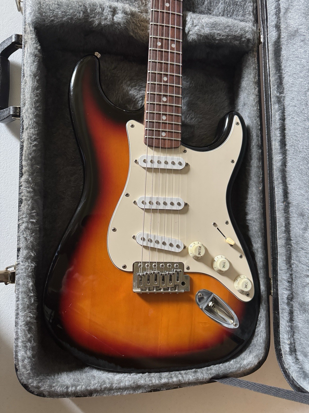 Starcaster by Fender – Works and Plays Great w/case