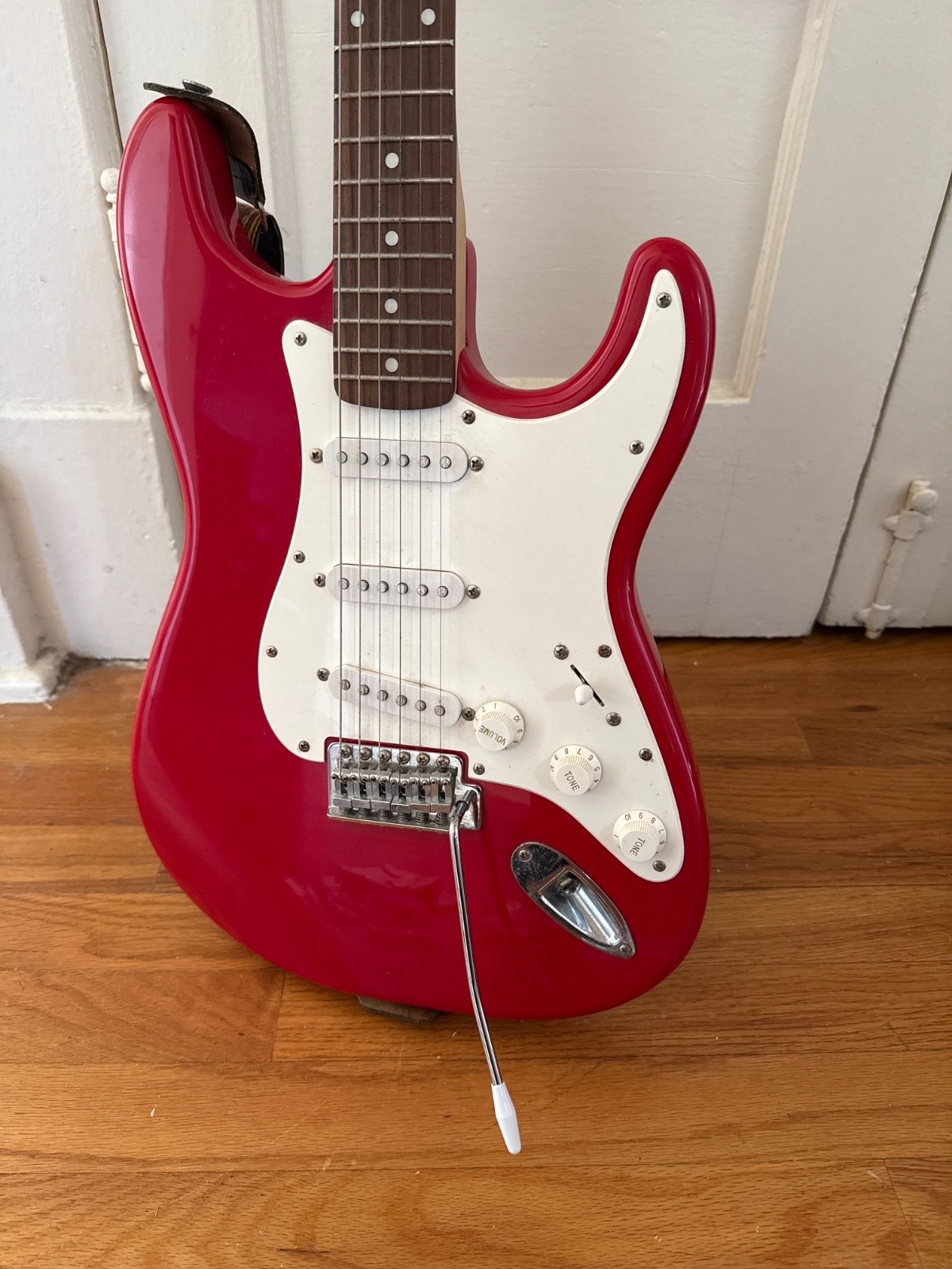Squire Strat guitar, Red, hardly used, in good condition