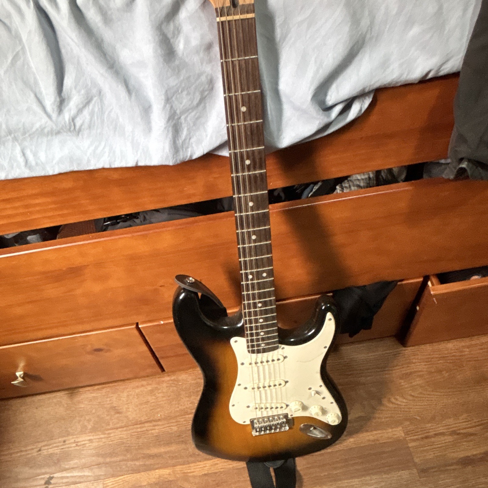 Squier Strat Electric Guitar Sunburst Solid Wood 6-String Right-Hand 21-Fret