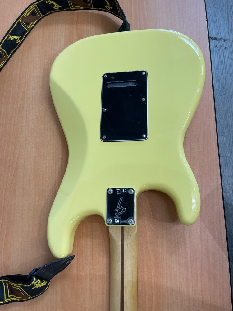 Fender Player Series Stratocaster HSH Electric Guitar Hialeah Yellow