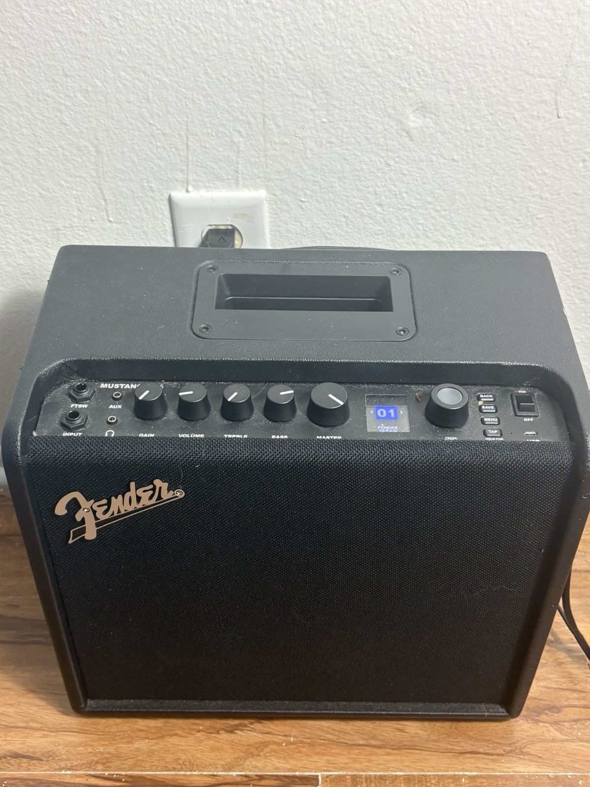 Slightly used Electric Guitar Starter Kit – Amp, Stand, Cable